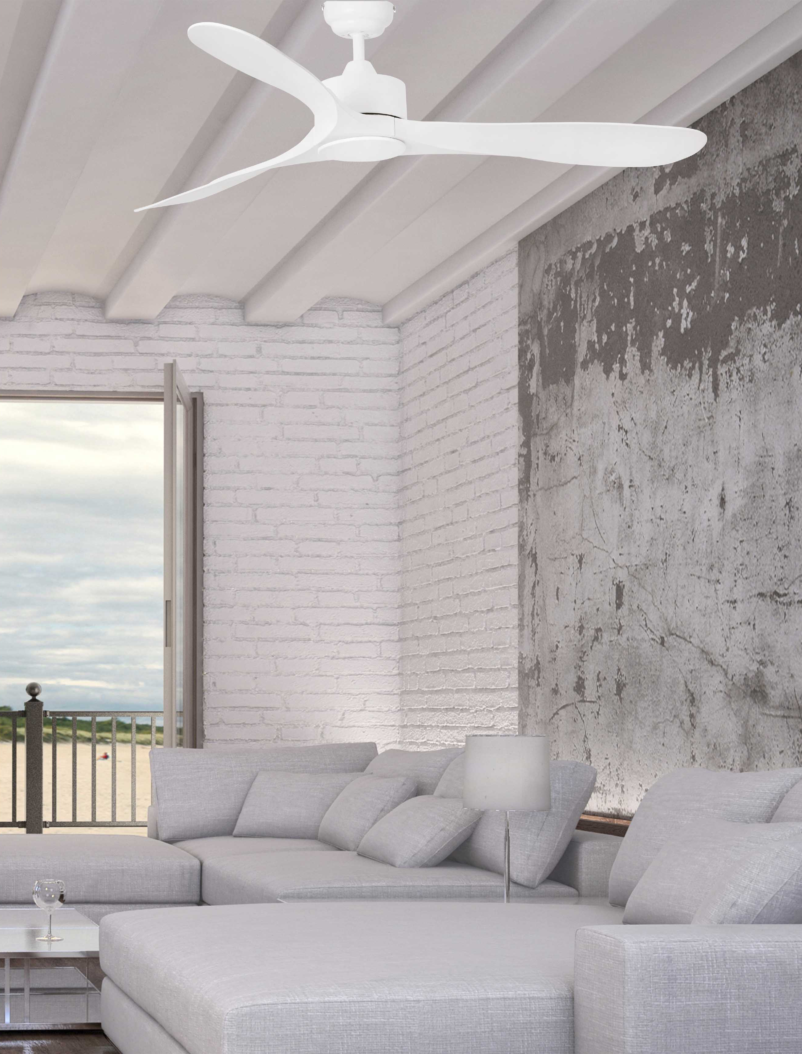 Ein weißer Deckenventilator mit drei gebogenen Flügeln in einem modernen Wohnzimmer. Der Raum hat weiße Wände und ein graues Sofa.