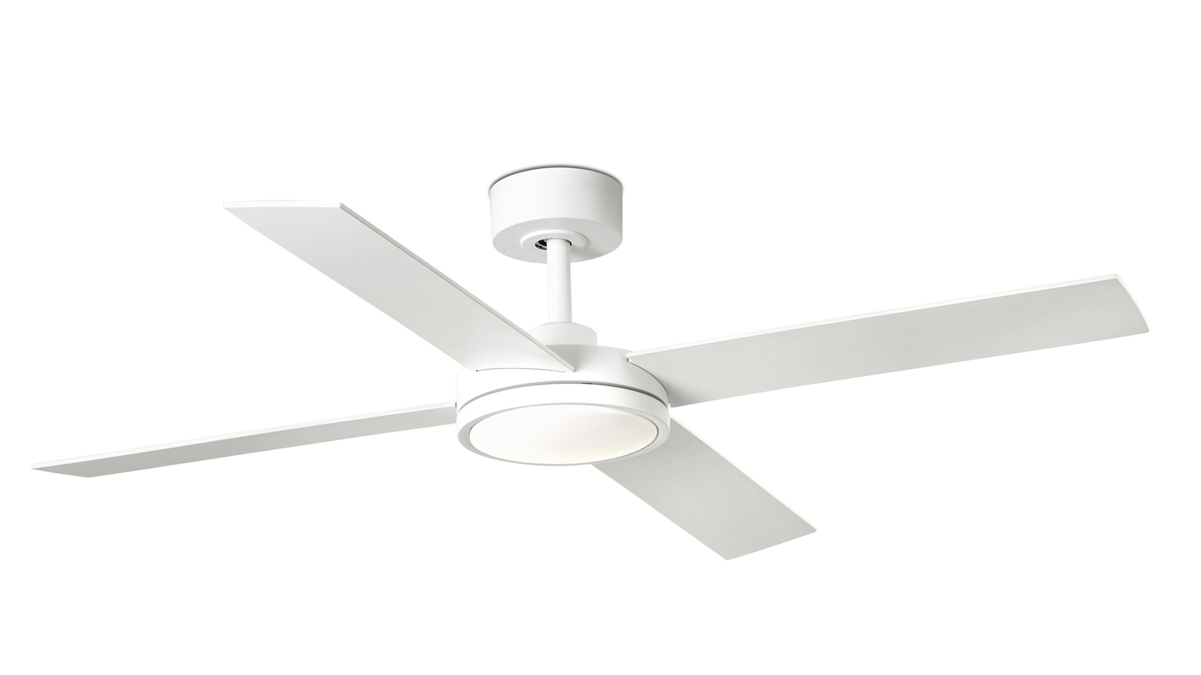 Weißer Deckenventilator mit vier Flügeln und einem zentralen Licht. Die Flügel sind gerade und breit.
