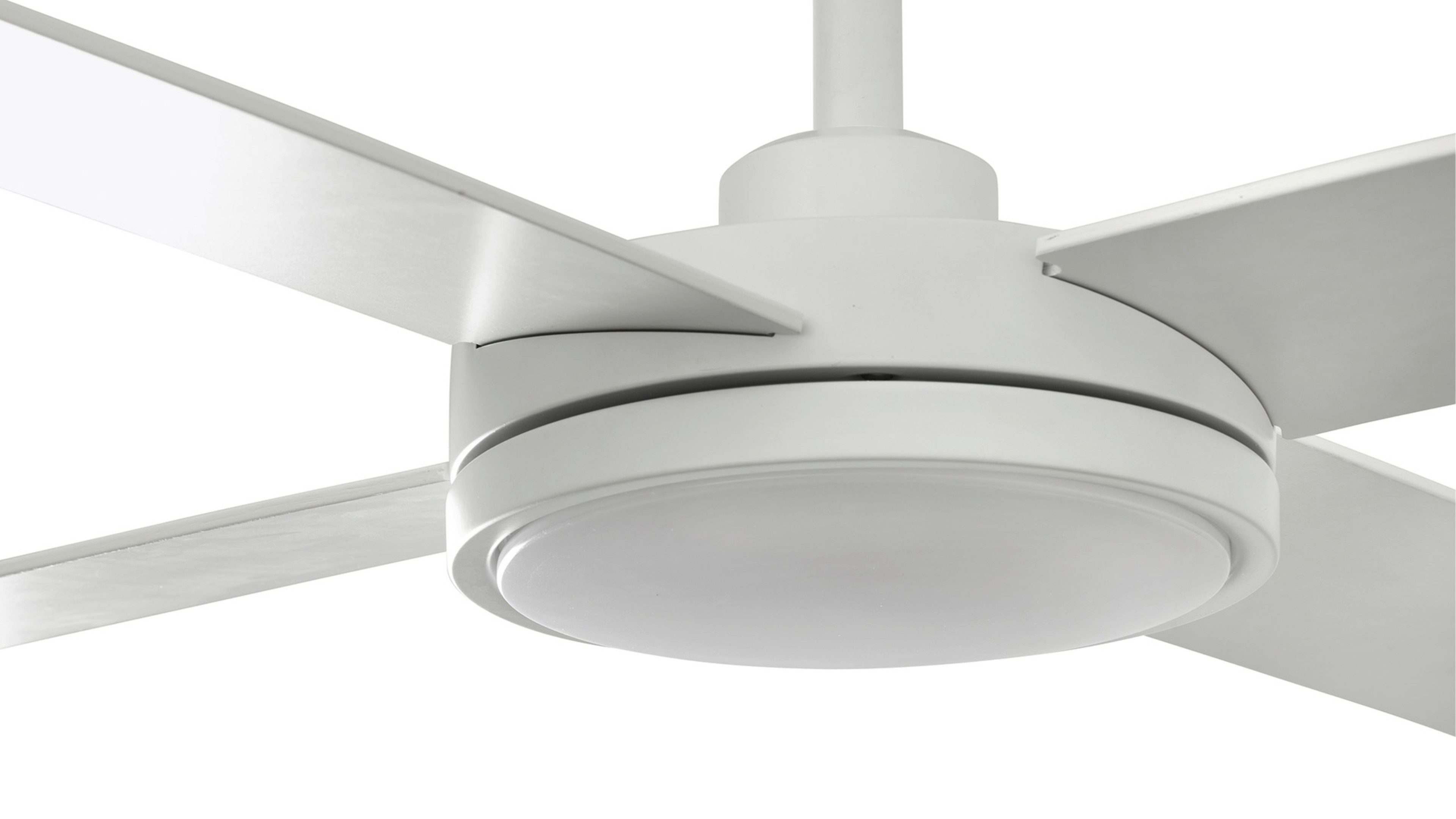 Weißer Deckenventilator mit vier Flügeln, Leuchte in der Mitte.