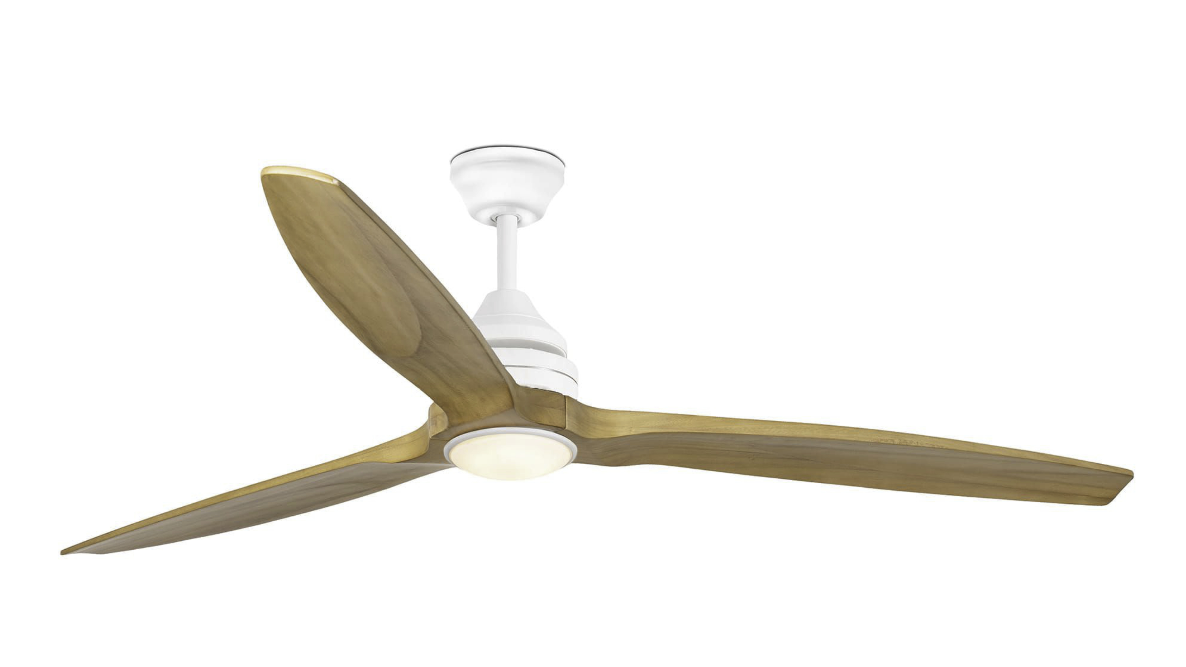 Ein Deckenventilator mit drei Holzflügeln, weißem Motor und einer Leuchte. Er hängt vor weißem Hintergrund.