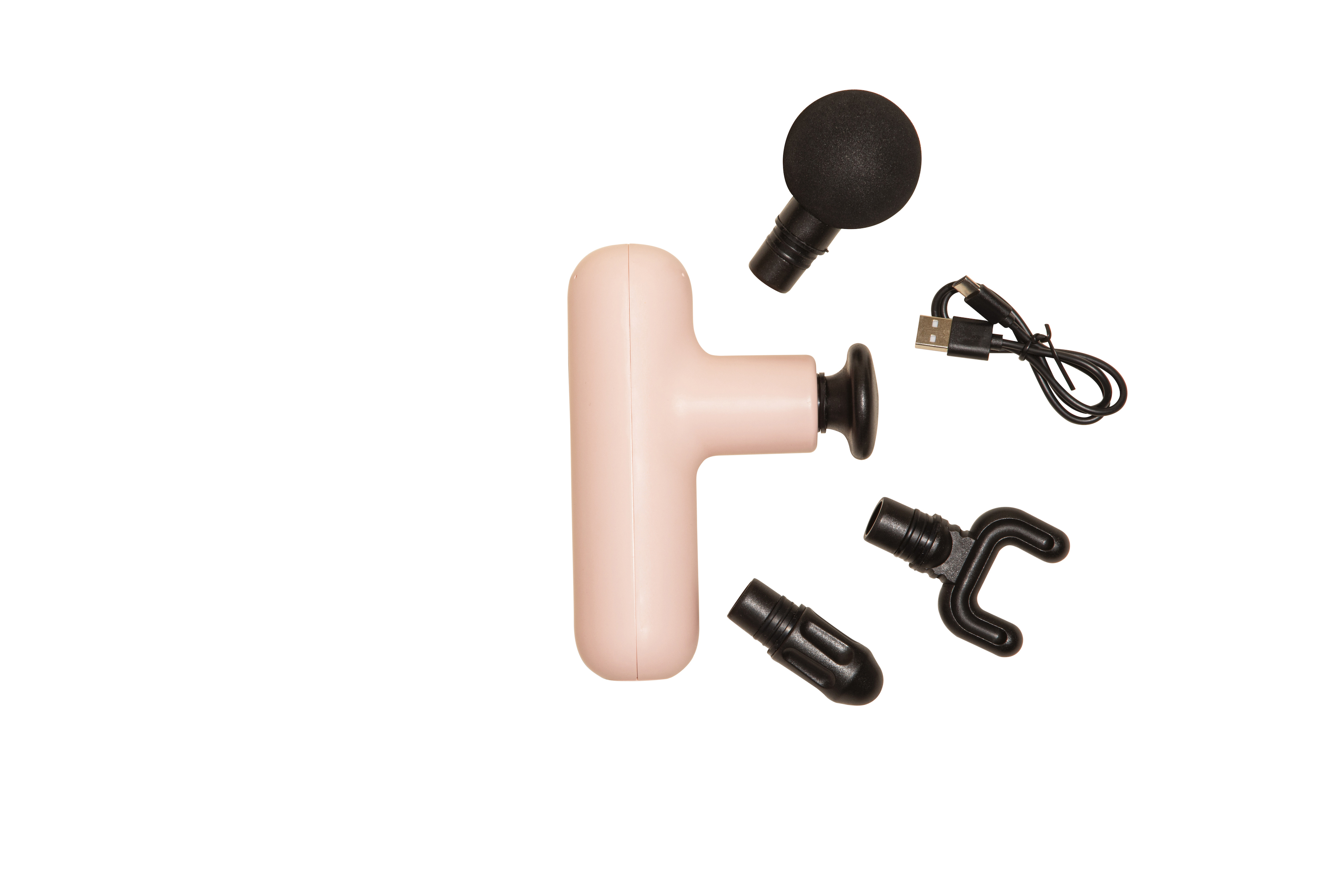 Eine pinkfarbene Massagepistole mit Aufsätzen und einem USB-Kabel auf weißem Grund verstreut.