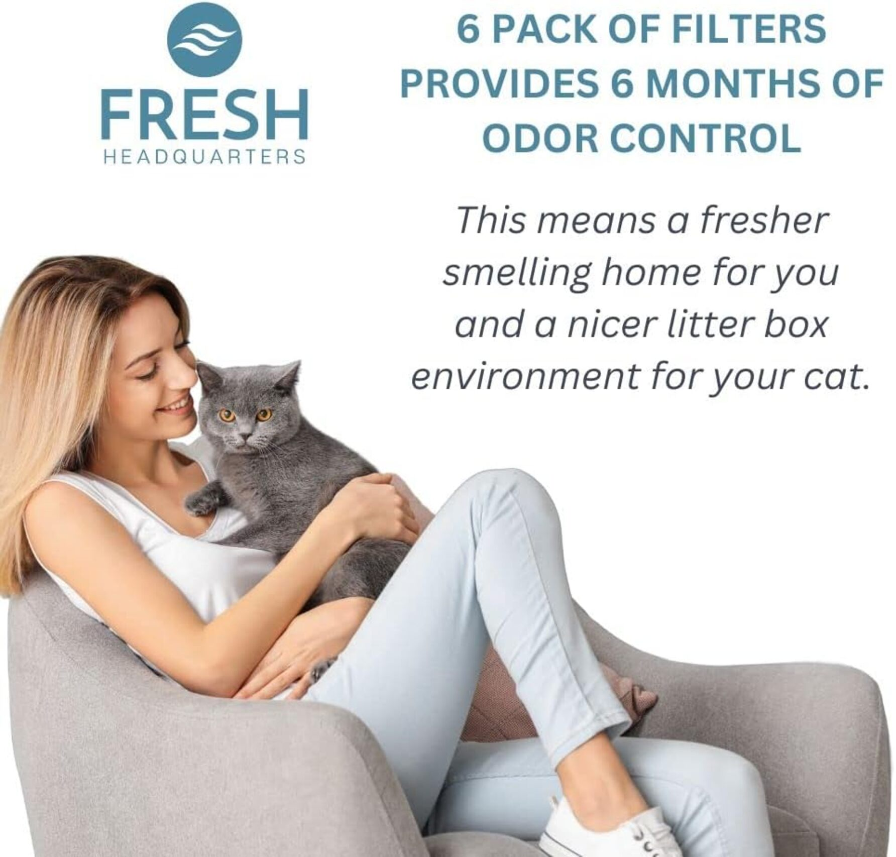 Vrouw houdt een grijze kat vast, zittend op een grijze stoel. Tekst over geurcontrole voor katten.