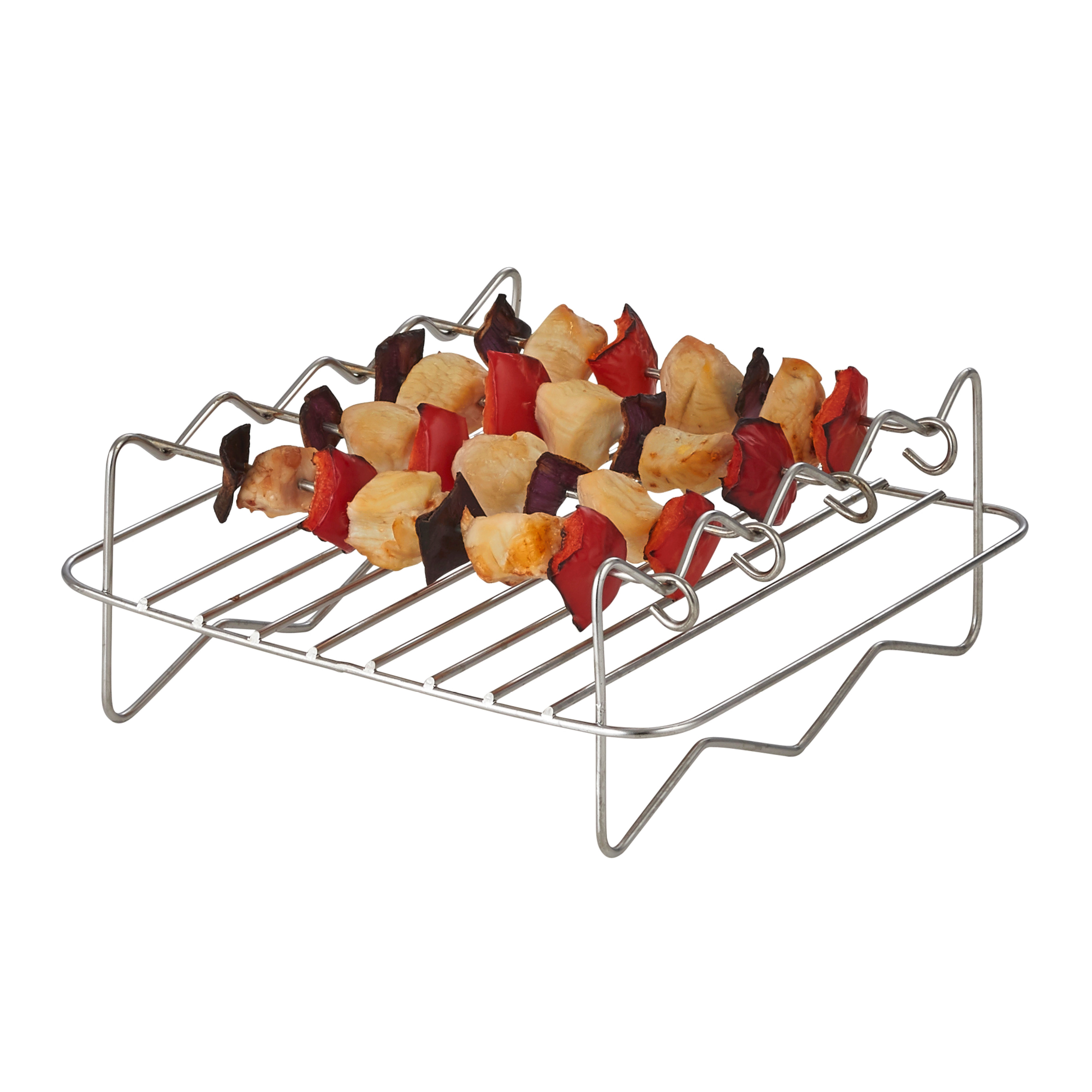 Spiesen met kip, rode paprika en uien op een metalen grill. Witte achtergrond.