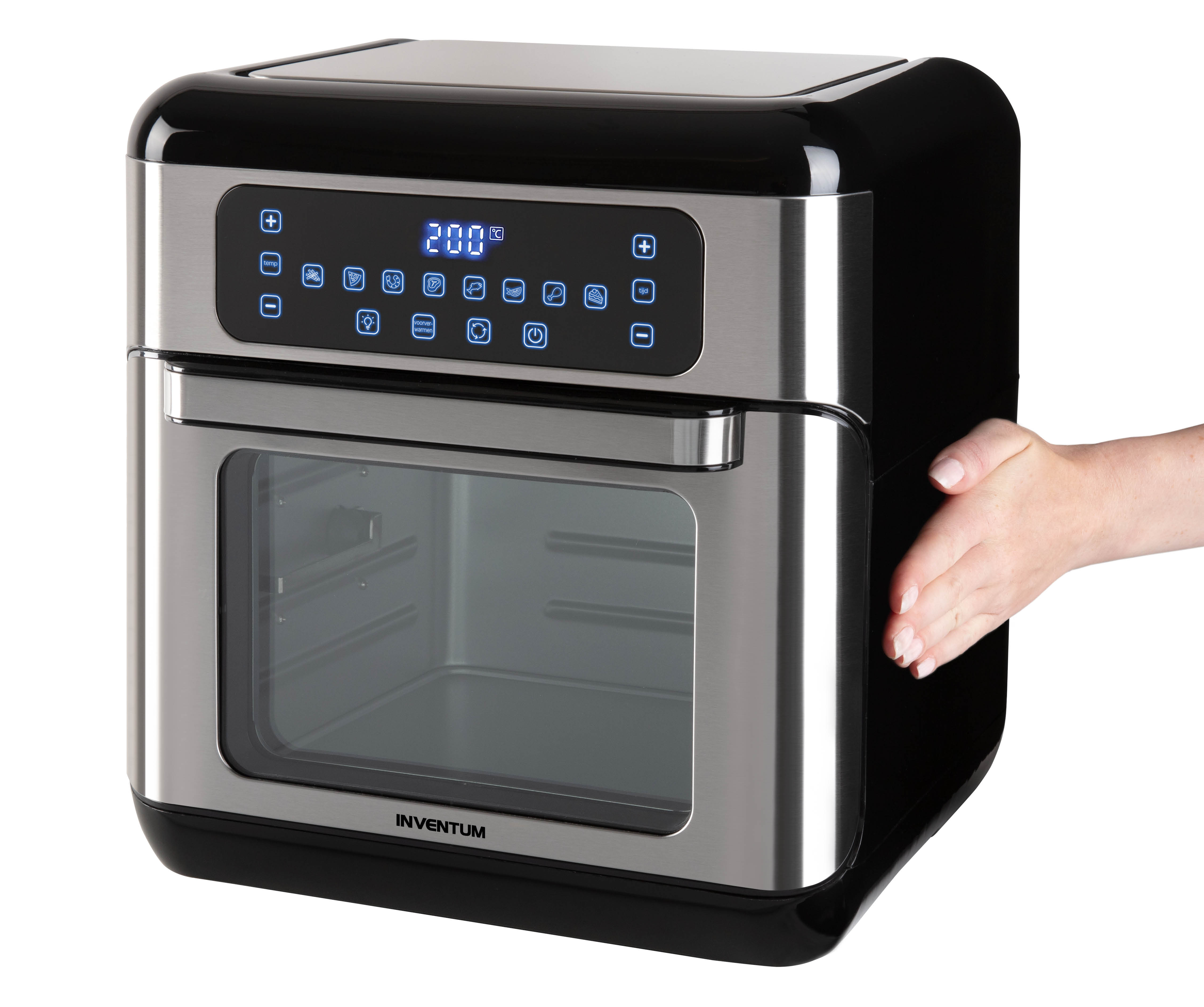 Una friggitrice ad aria Inventum con display digitale, design nero e argento e una mano che apre la porta.