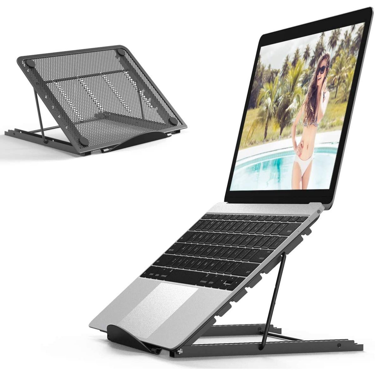 Ein Laptop auf einem Metallständer, geöffnet mit einer Frau auf dem Bildschirm und einem separaten Ständer.