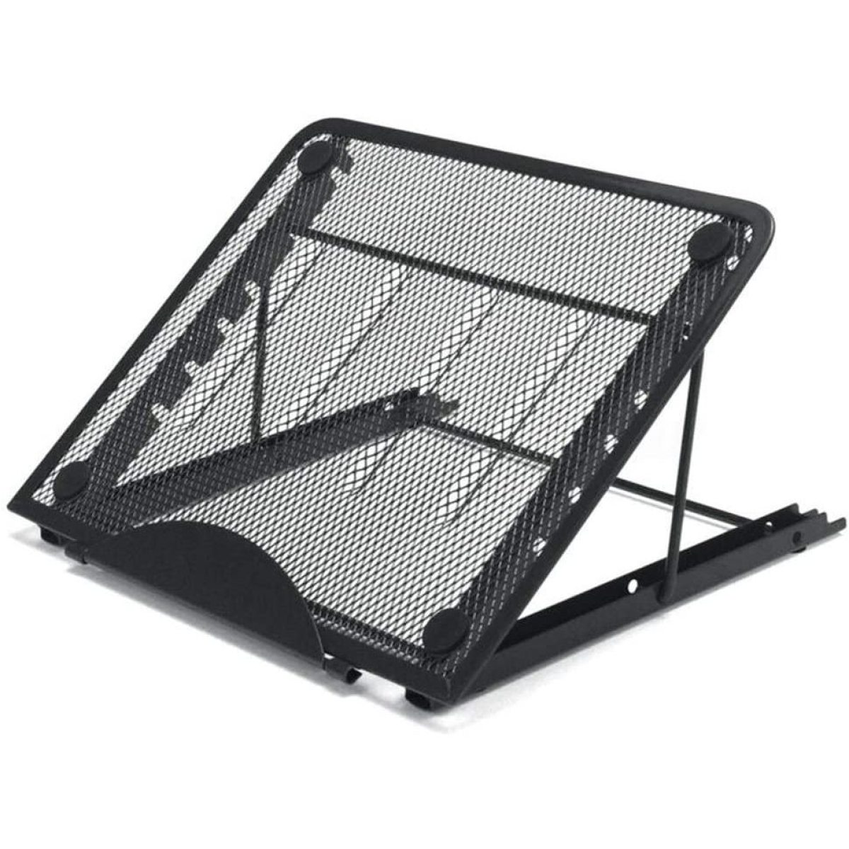 Ein schwarzer Laptopständer aus Metall mit einer Netzoberfläche, abgewinkelt und geöffnet, auf weißem Grund.