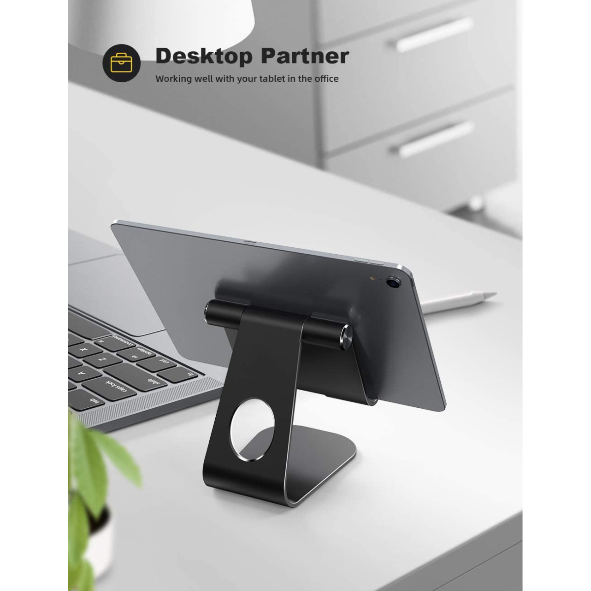 Tablet auf einem schwarzen Ständer. Text: Desktop-Partner, funktioniert gut im Büro.