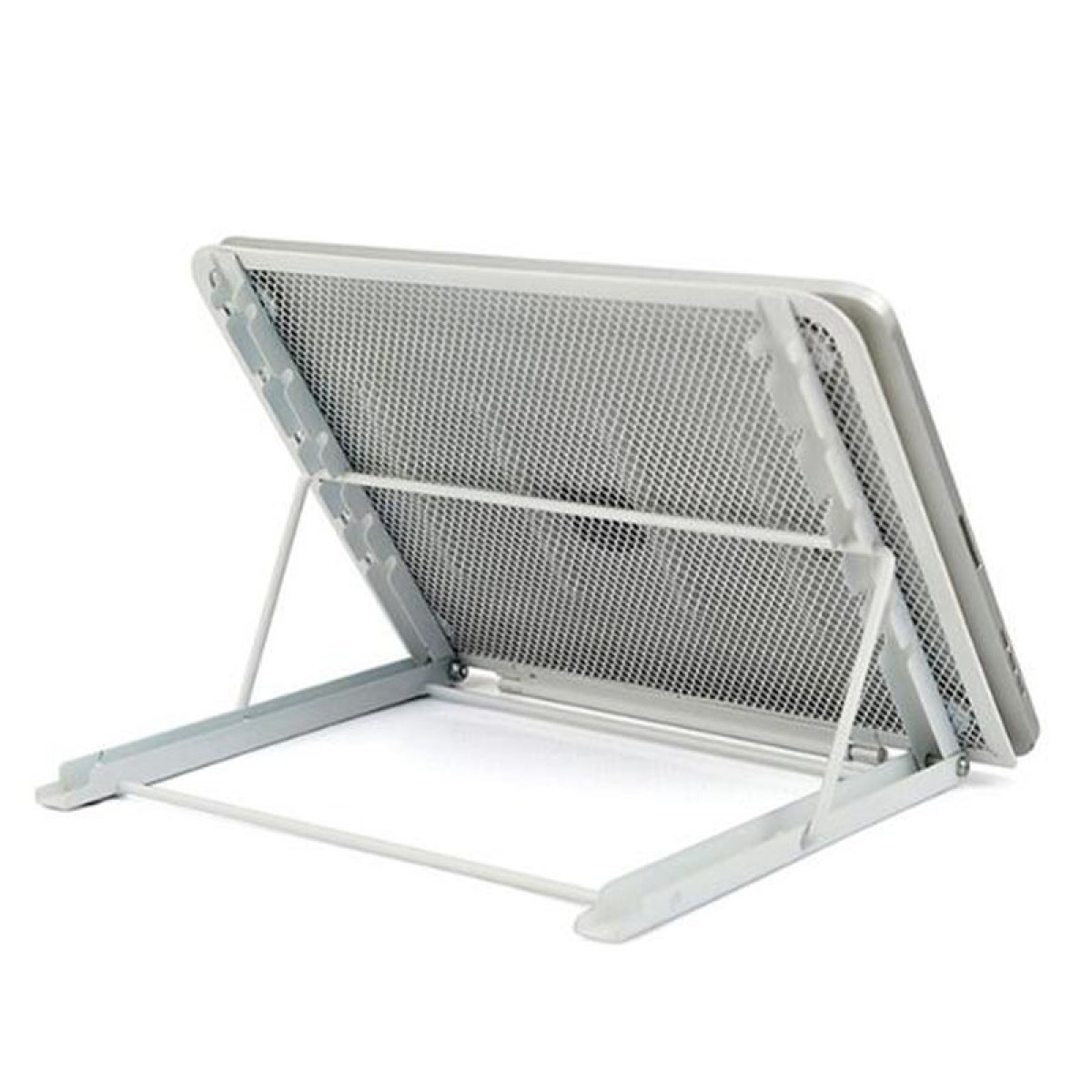 Ein Laptop-Ständer aus weißem Metall, nach oben angewinkelt, mit einem Netzrücken, auf weißem Hintergrund.