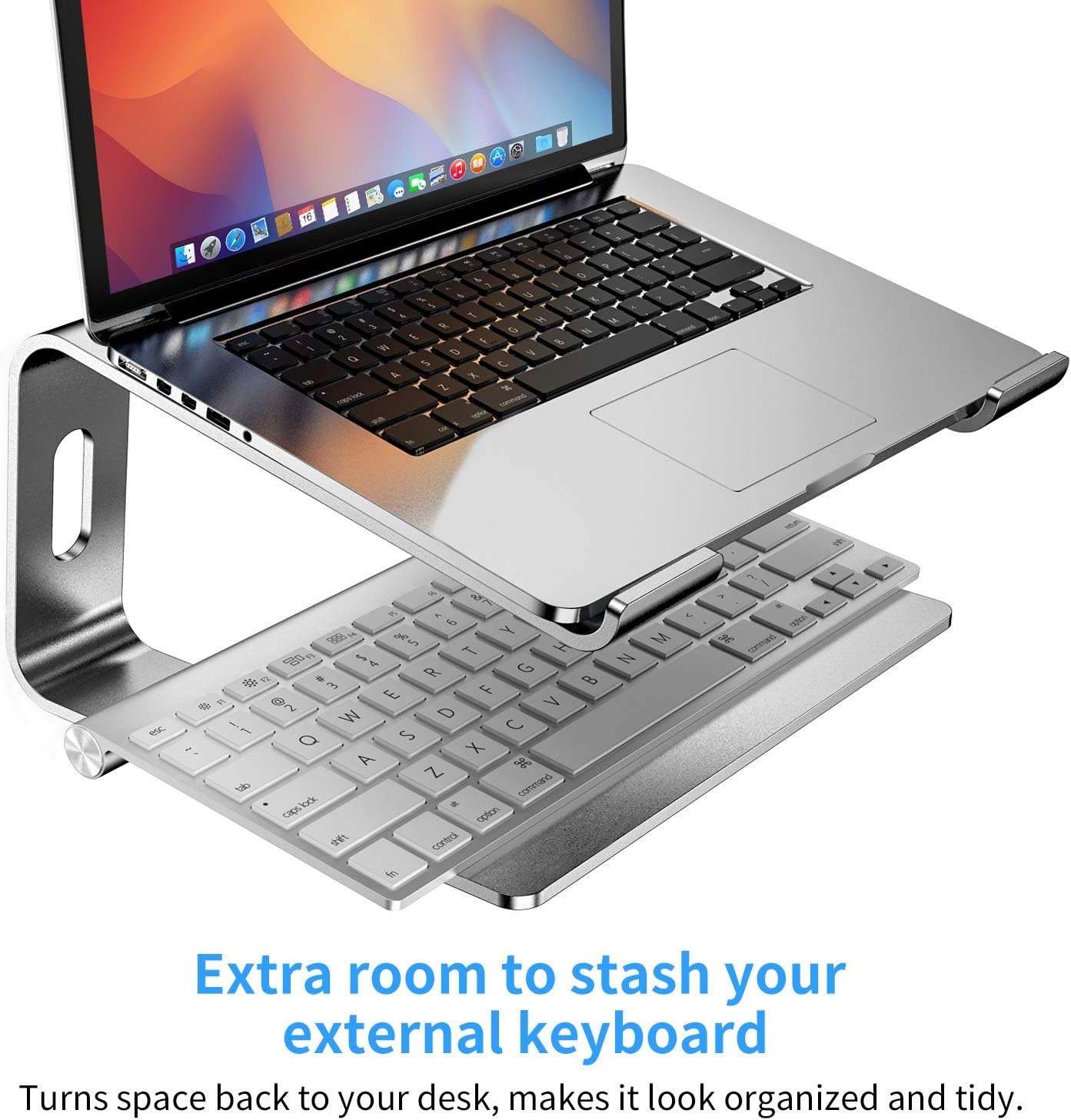 Laptop auf einem Metallständer mit Tastatur darunter. Text: Extra Platz zum Verstauen Ihrer externen Tastatur.