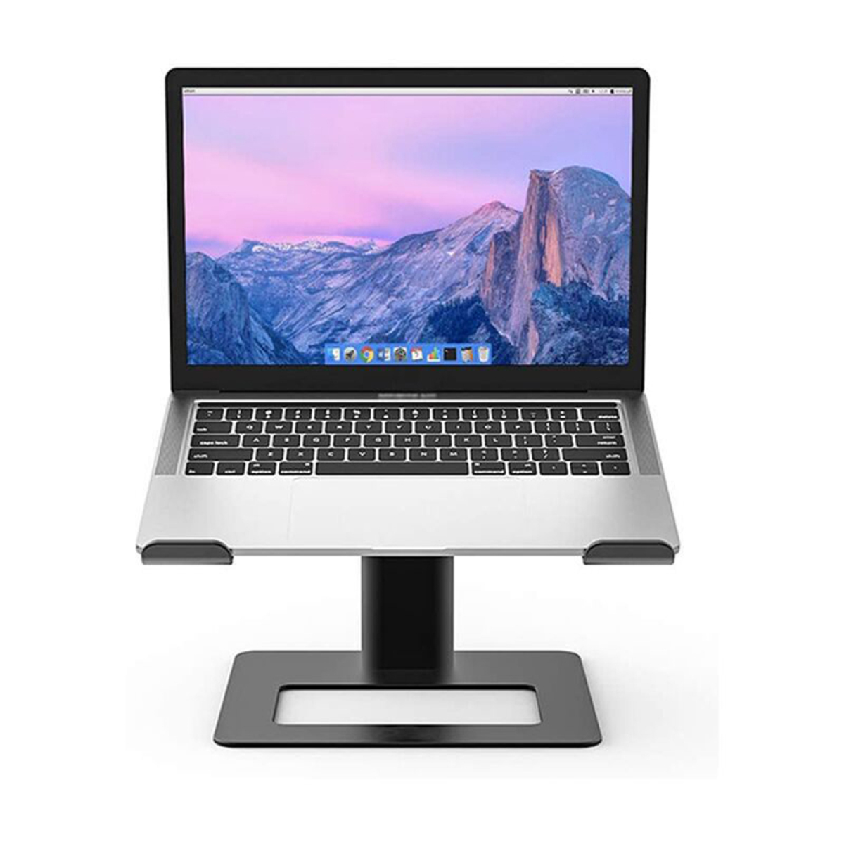 Ein Laptop auf einem Ständer. Der Bildschirm zeigt eine Berglandschaft. Der Ständer ist schwarz.