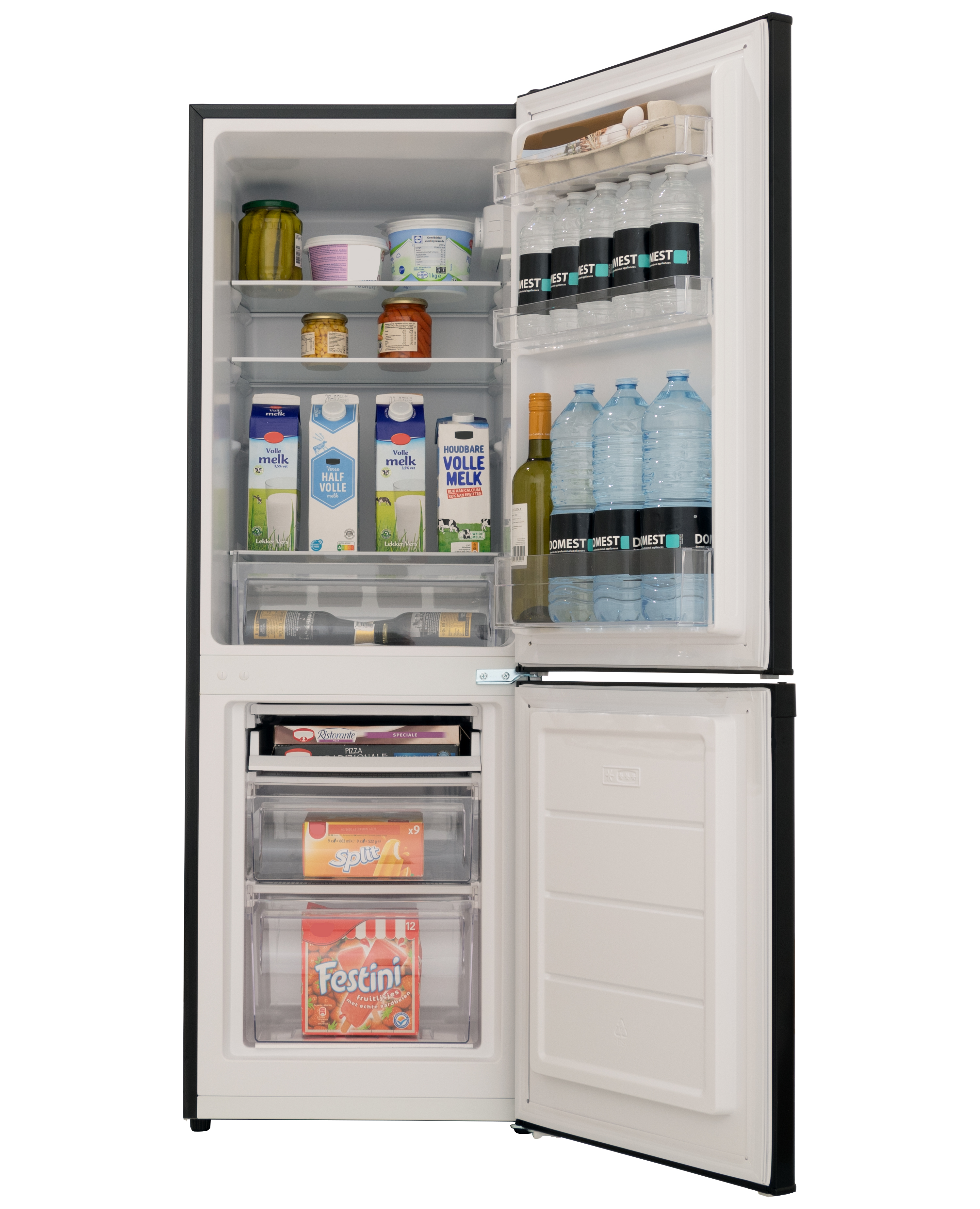 Koelkast met open deur, met schappen vol eten en drinken.