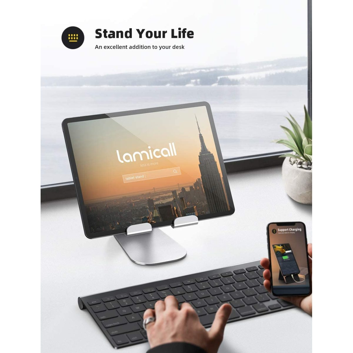 Ein Tablet auf einem Ständer mit Tastatur und Telefon, das einen Ladebildschirm anzeigt.