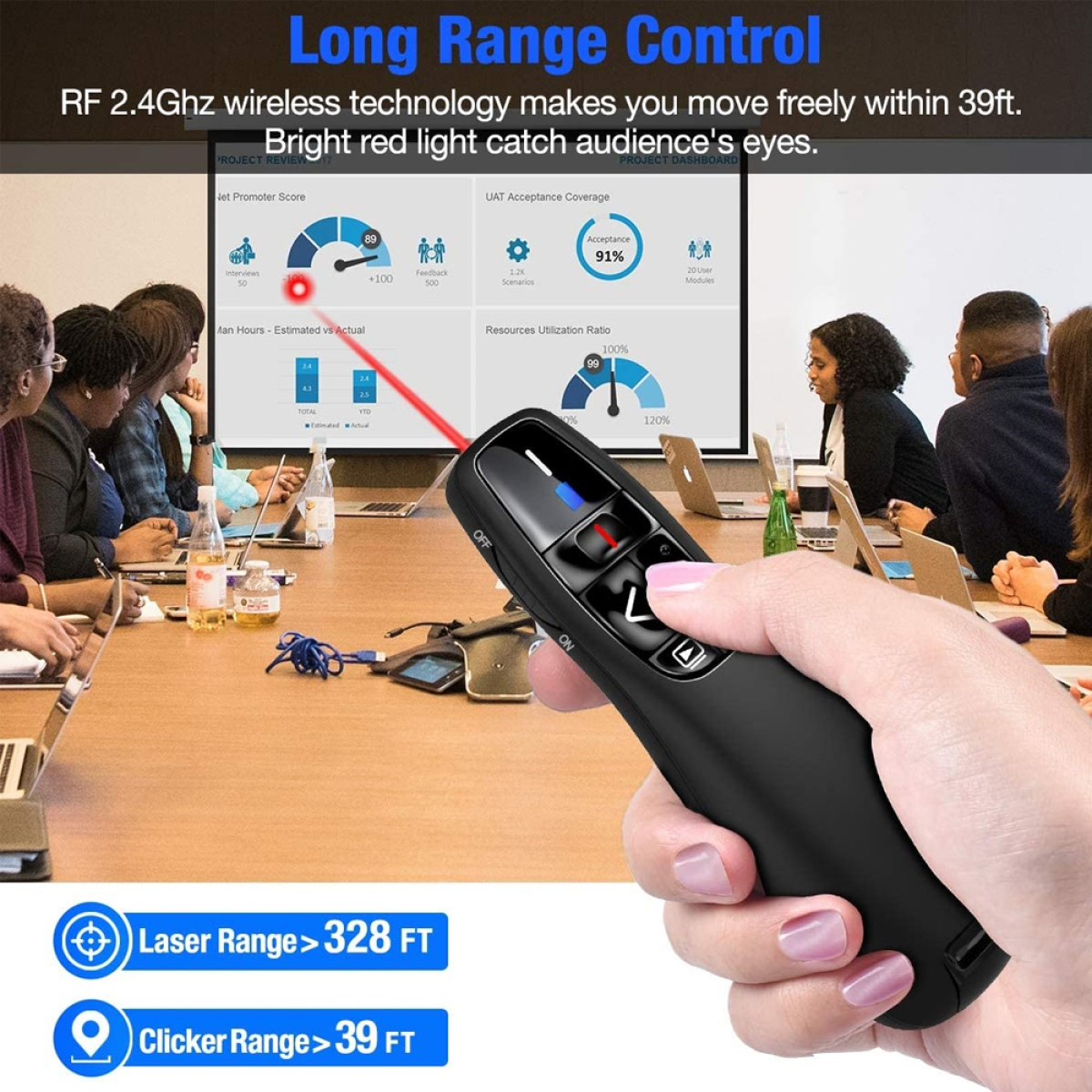 Eine Person hält eine schwarze Präsentationsfernbedienung mit rotem Laserpointer vor einem Bildschirm.