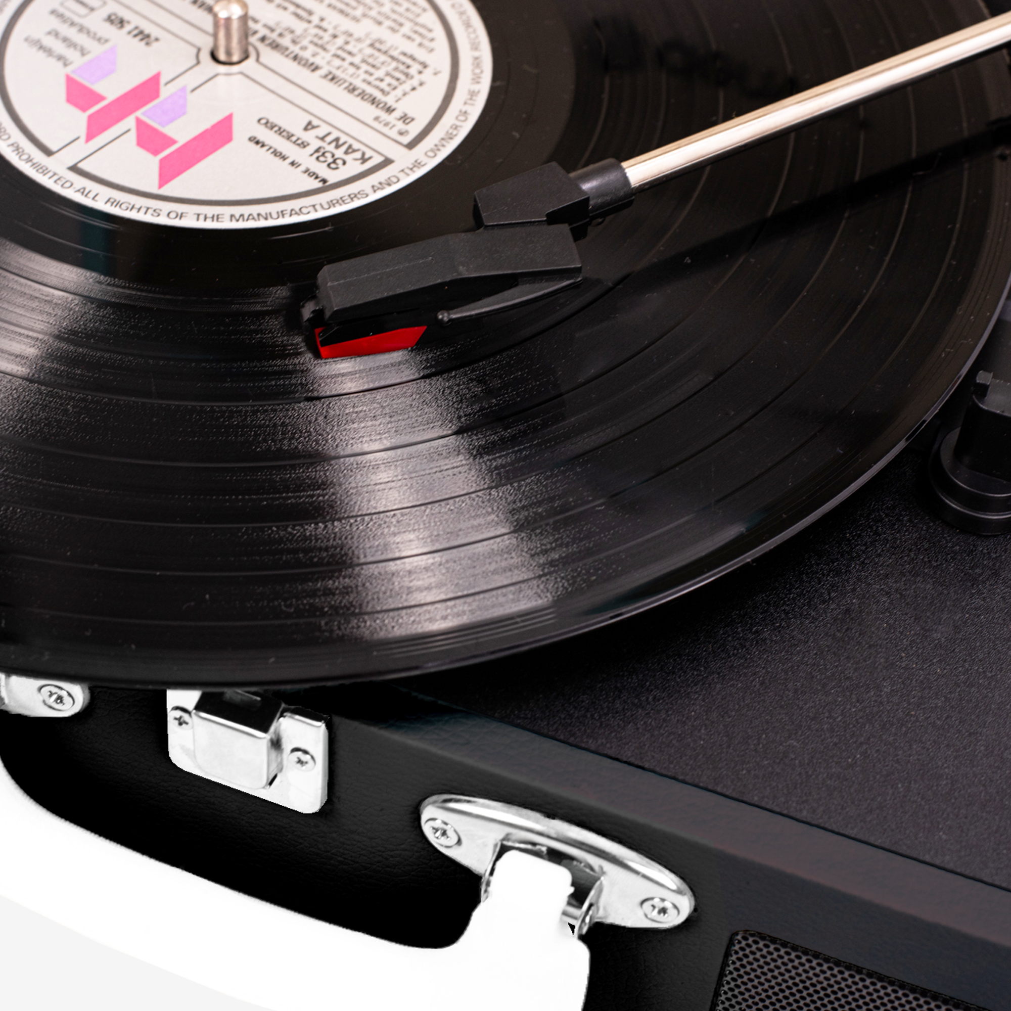 Czarny gramofon z grającą płytą winylową, zbliżenie.