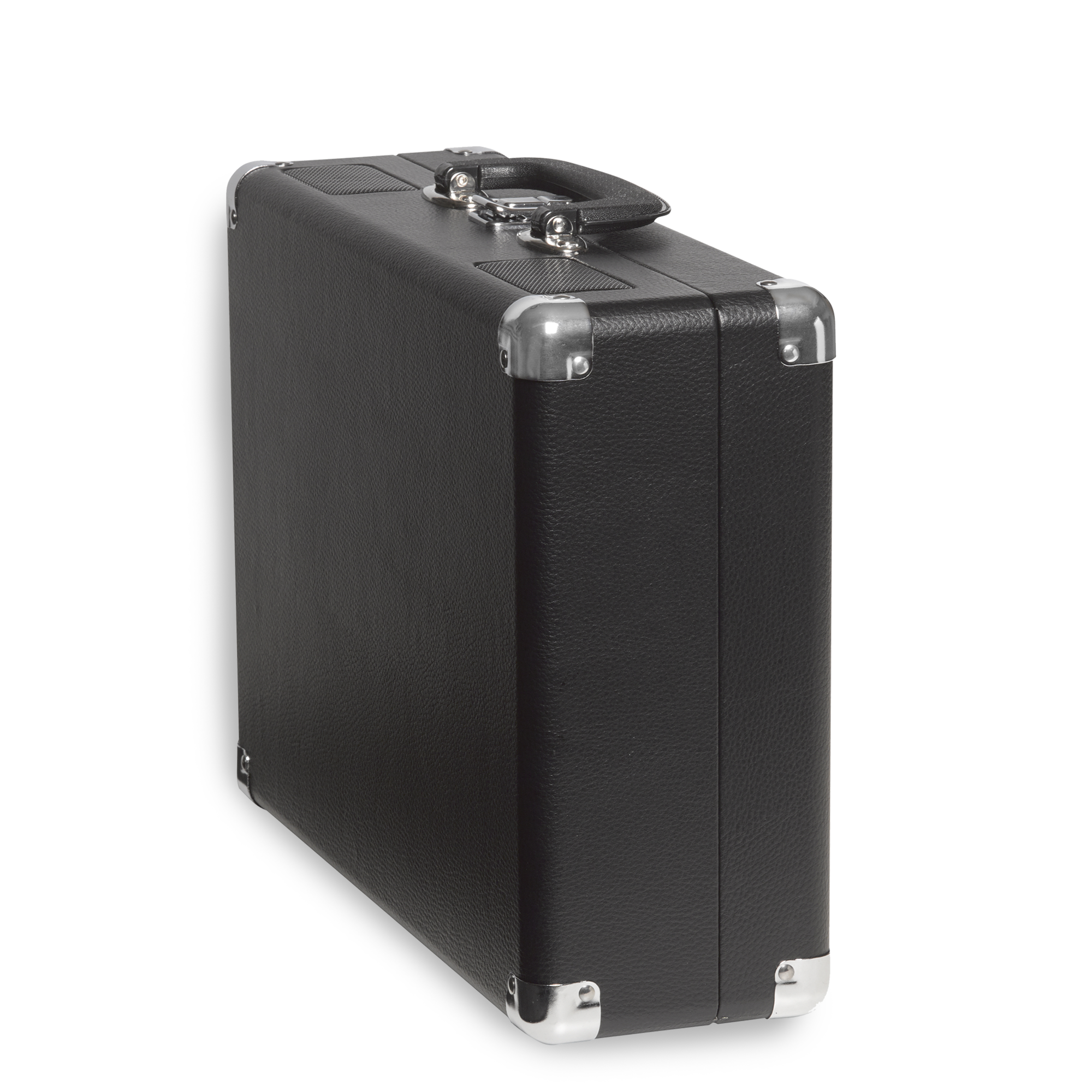 Czarna teczka ze srebrnymi narożnikami i uchwytem. Białe tło.