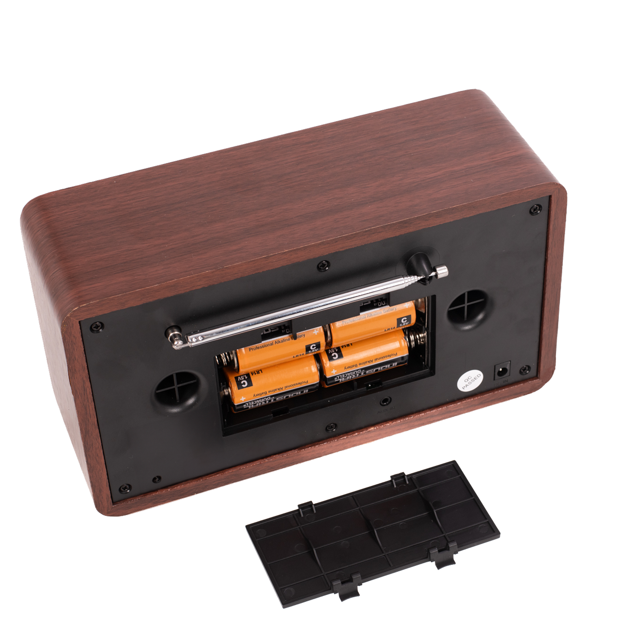 Drewniane radio z bateriami w środku, widok z tyłu, zdjęta tylna pokrywa.