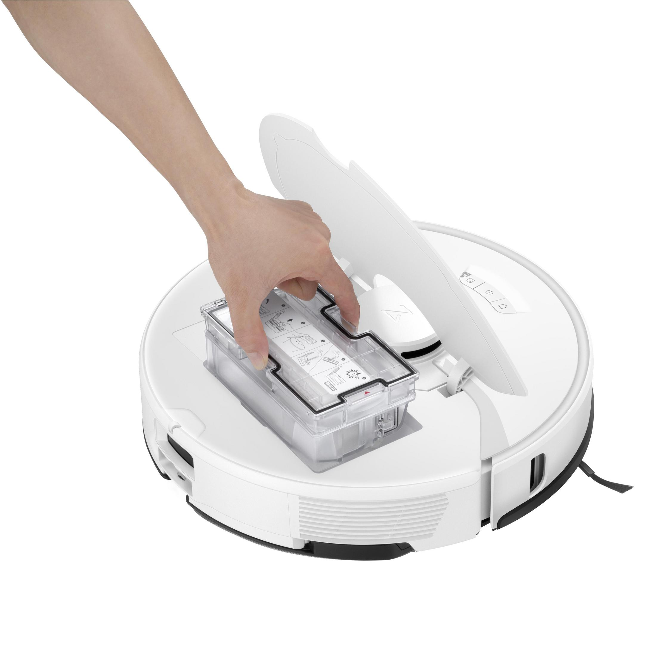 Dłoń wkładająca przezroczysty pojemnik do białego, okrągłego robota odkurzacza.
