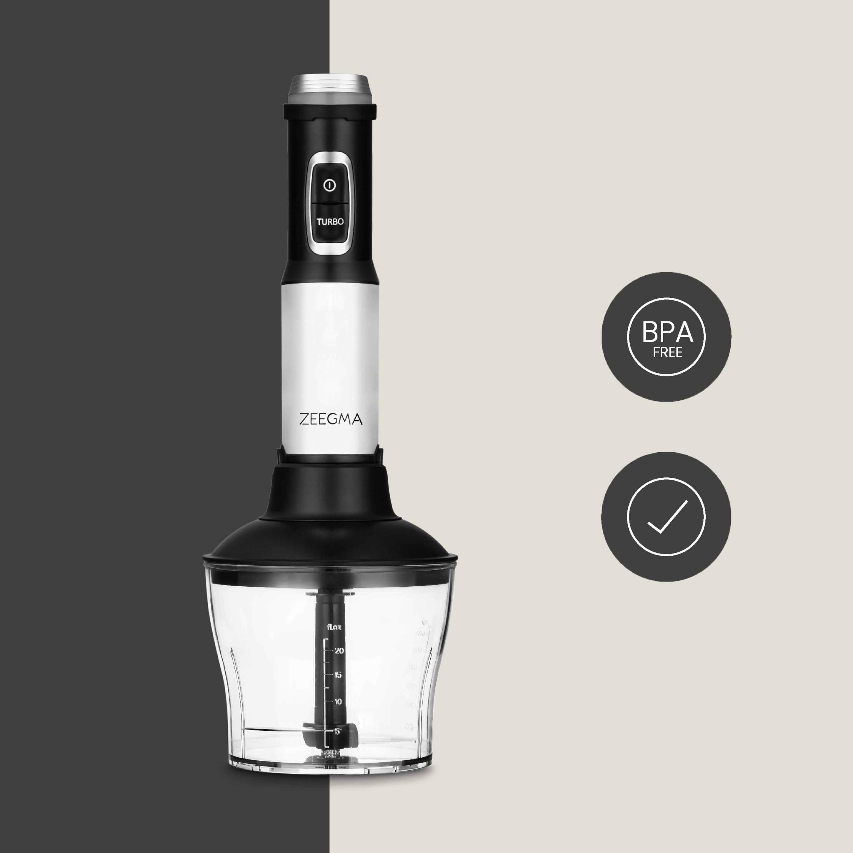 Czarny i srebrny blender ręczny z przezroczystym pojemnikiem i przyciskami sterowania, na dwutonowym tle.