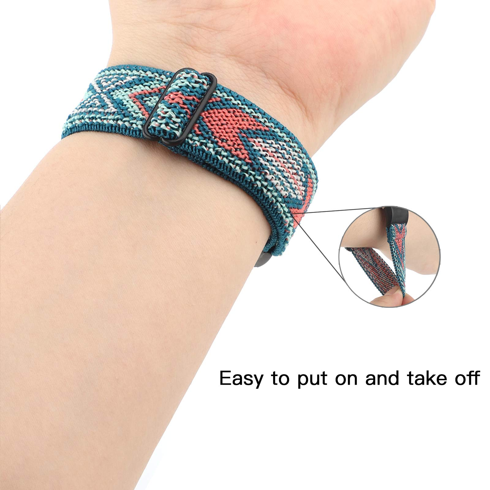 Handgelenk mit gemustertem Uhrenarmband. Nahaufnahme des Armbands.