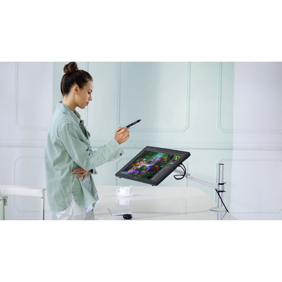 Donna che usa un tablet con stilo, montato su una scrivania.