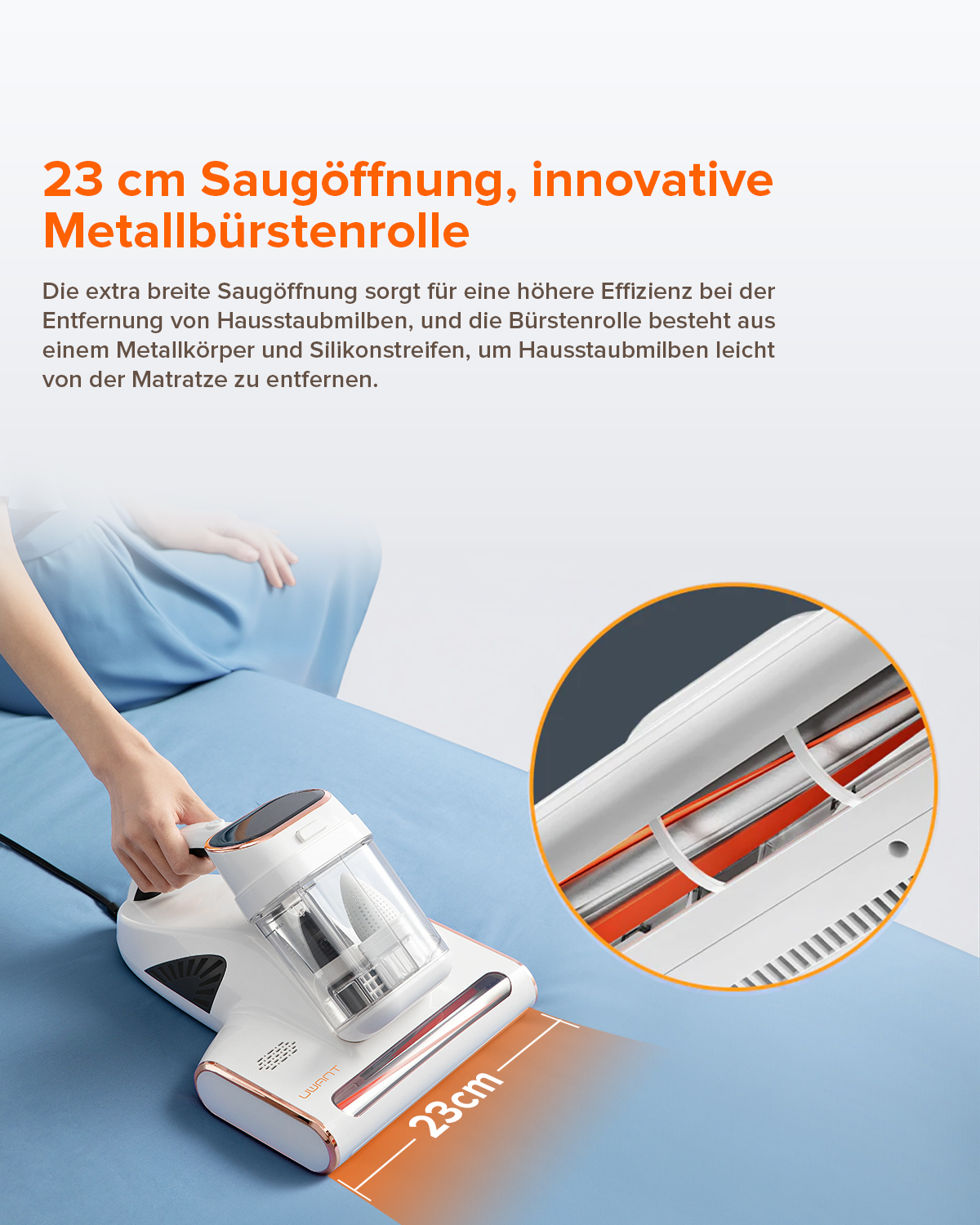 Handstaubsauger auf einem Bett, der die Bürstenrolle und die Saugöffnung zeigt.