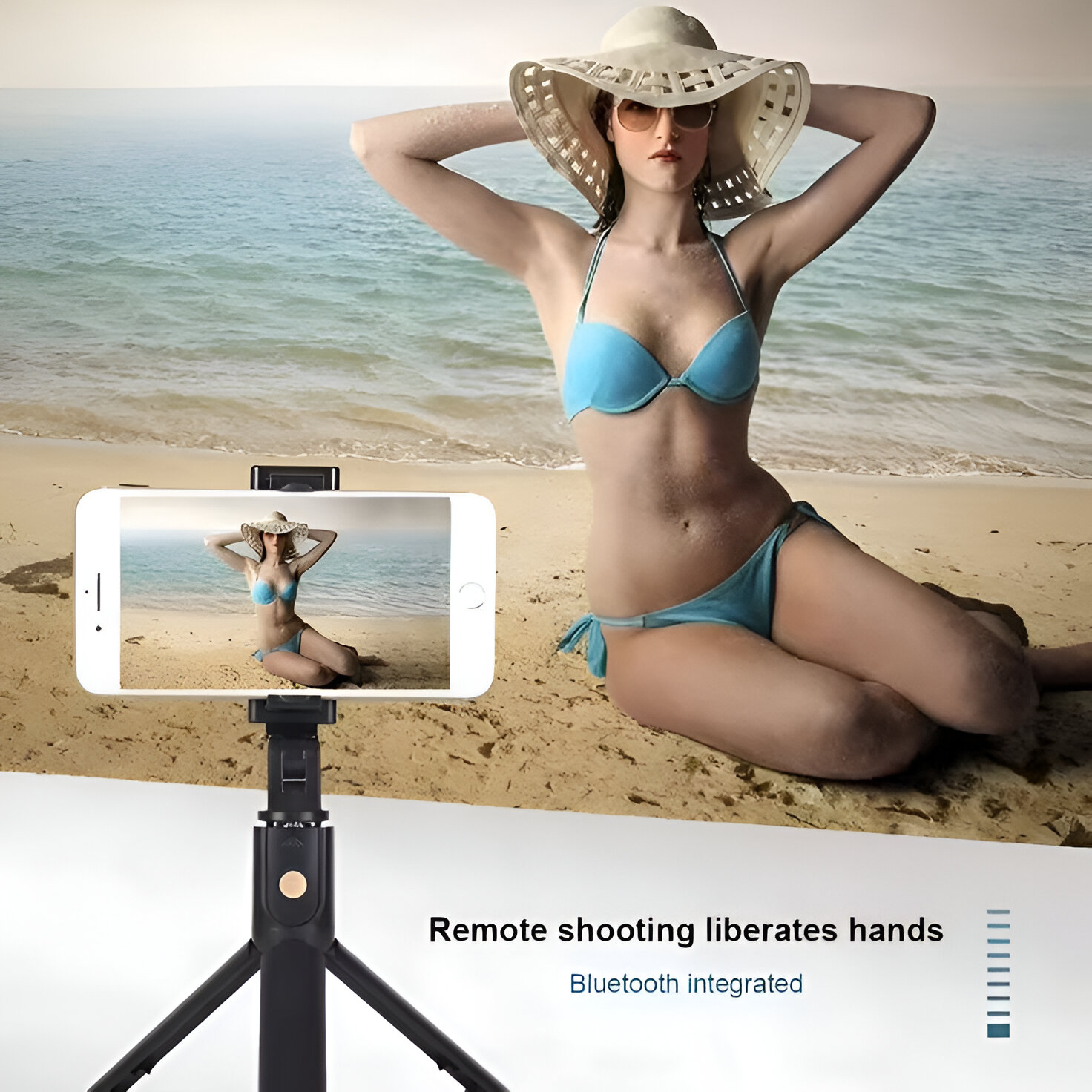 Mujer en bikini azul, sombrero y gafas de sol en la playa, usando un teléfono en trípode.