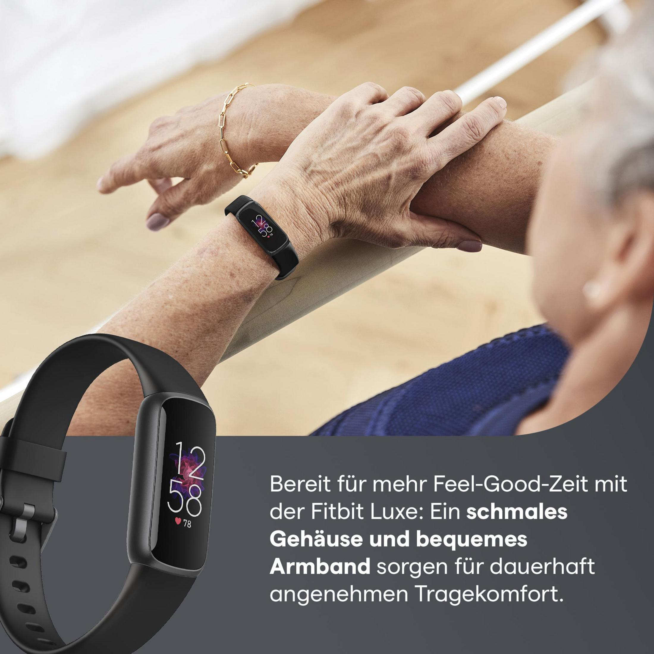 Frau trägt schwarzen Fitnesstracker am Handgelenk. Zusätzlicher schwarzer Fitnesstracker auf Display. Text auf Deutsch.