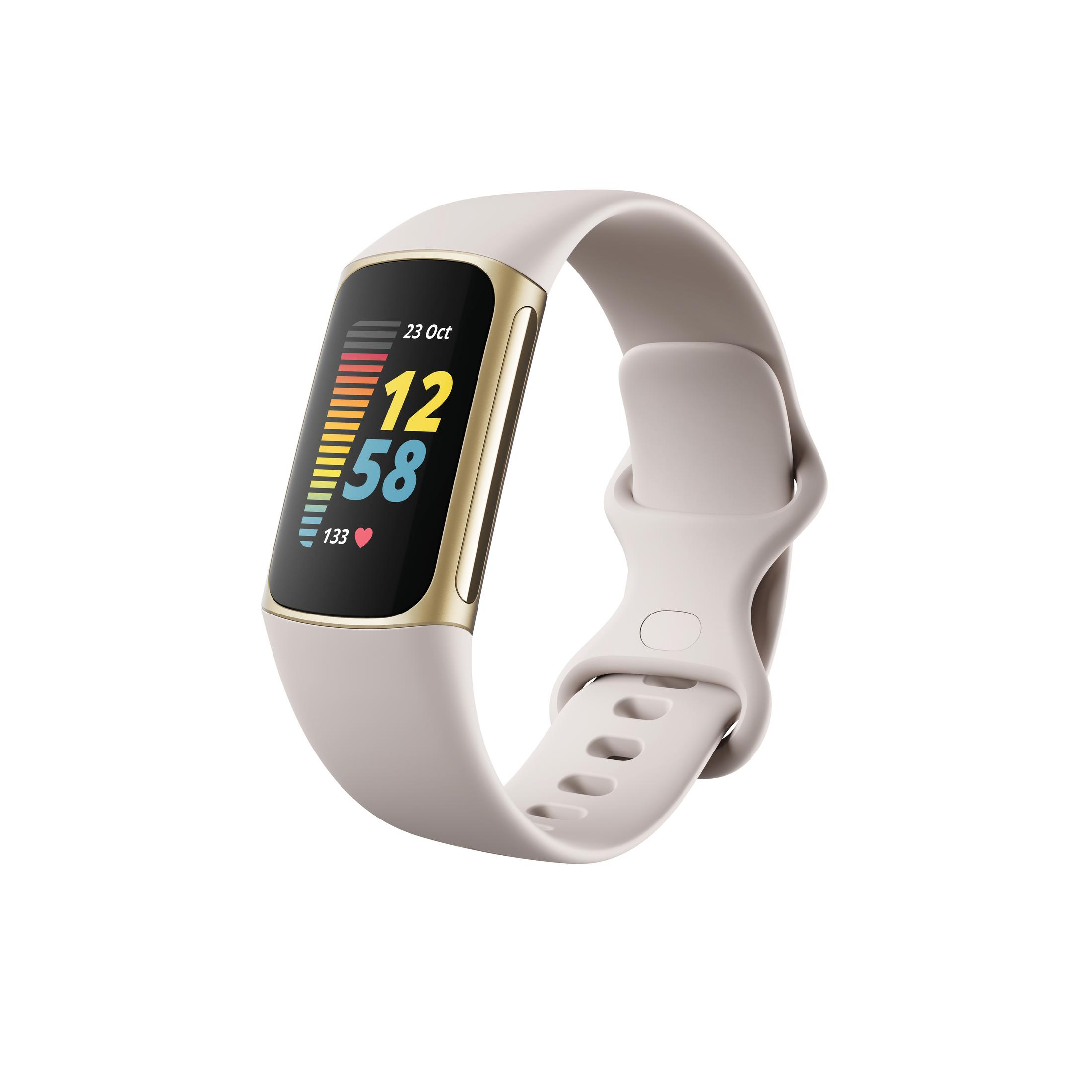 Eine Smartwatch mit hellgrauem Armband auf weißem Hintergrund. Der Bildschirm zeigt Zahlen und ein Herz.