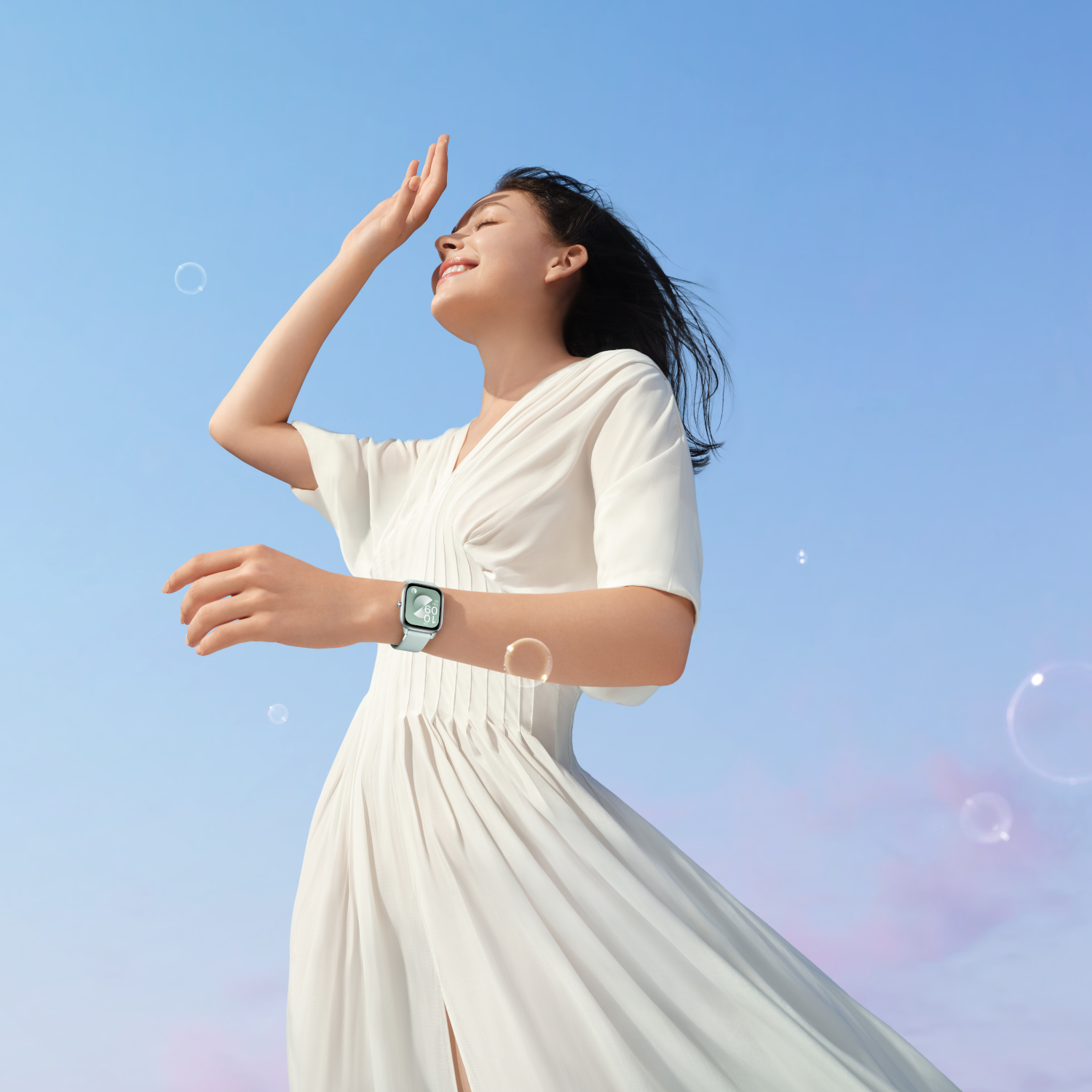 Frau mit Uhr, weißem Kleid, blauem Himmel, Blasen. Lächelnd, Hand erhoben.