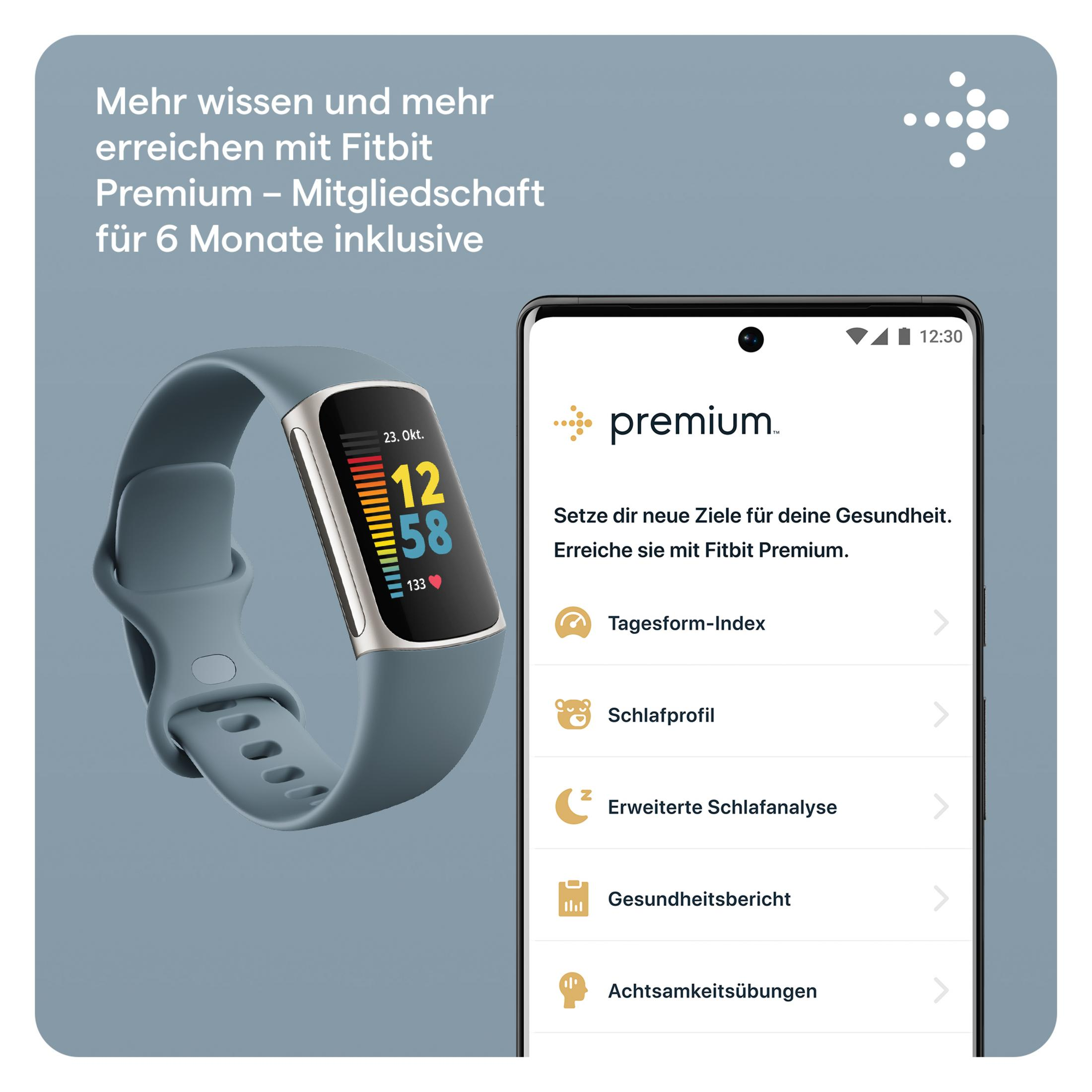 Eine blaue Fitbit-Uhr mit Bildschirm, der die Uhrzeit anzeigt, neben einem Telefon mit Premium-App-Oberfläche.