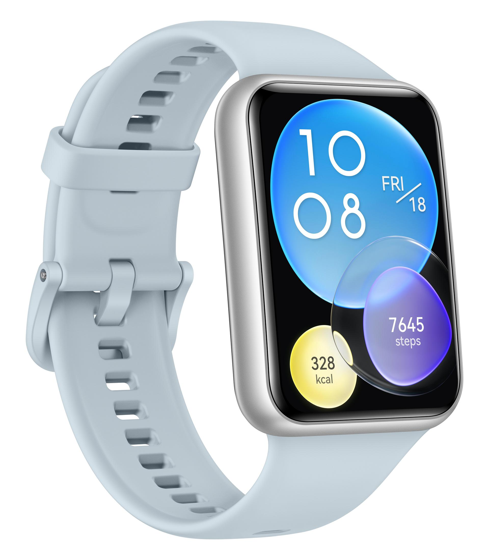 Uno smartwatch azzurro con cinturino azzurro mostra ora e dati fitness. Lo sfondo è bianco.