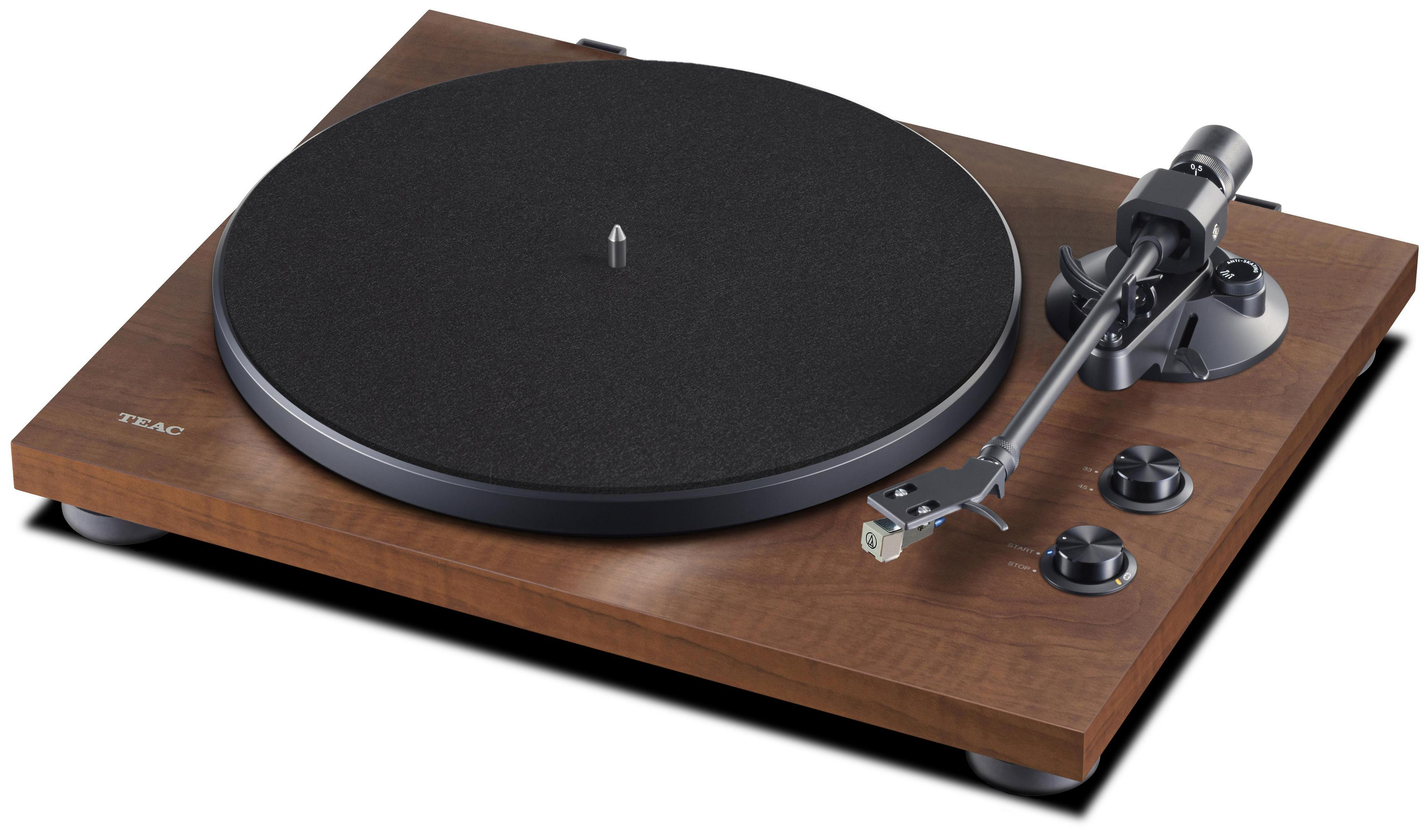 Tocadiscos de madera con plato negro, brazo y perillas de control.