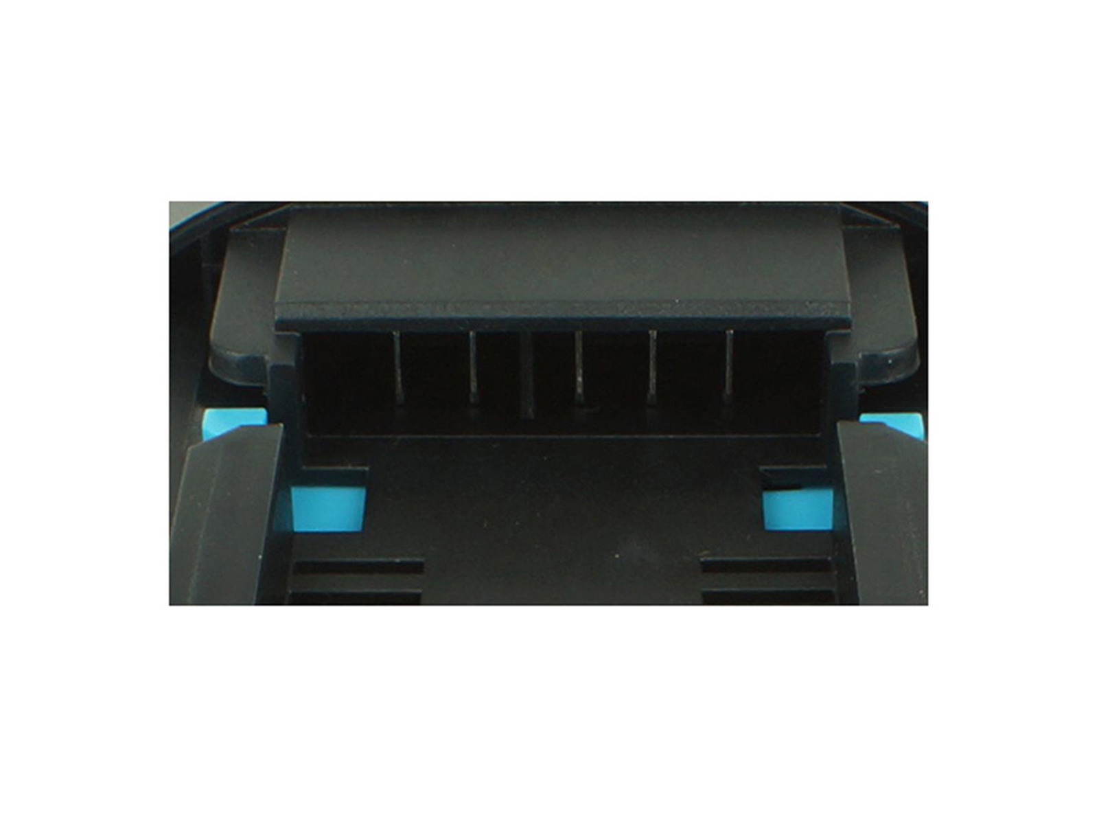 Un primo piano della presa d'aria di un dispositivo nero. Ci sono fessure verticali e dettagli in plastica blu sui lati.