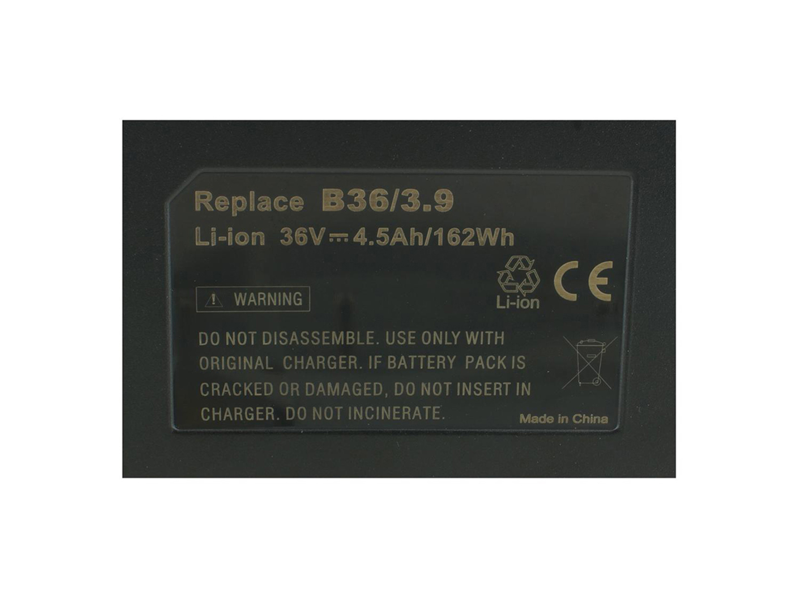 Etichetta della batteria con testo, sfondo nero, testo bianco. Testo di avvertenza.