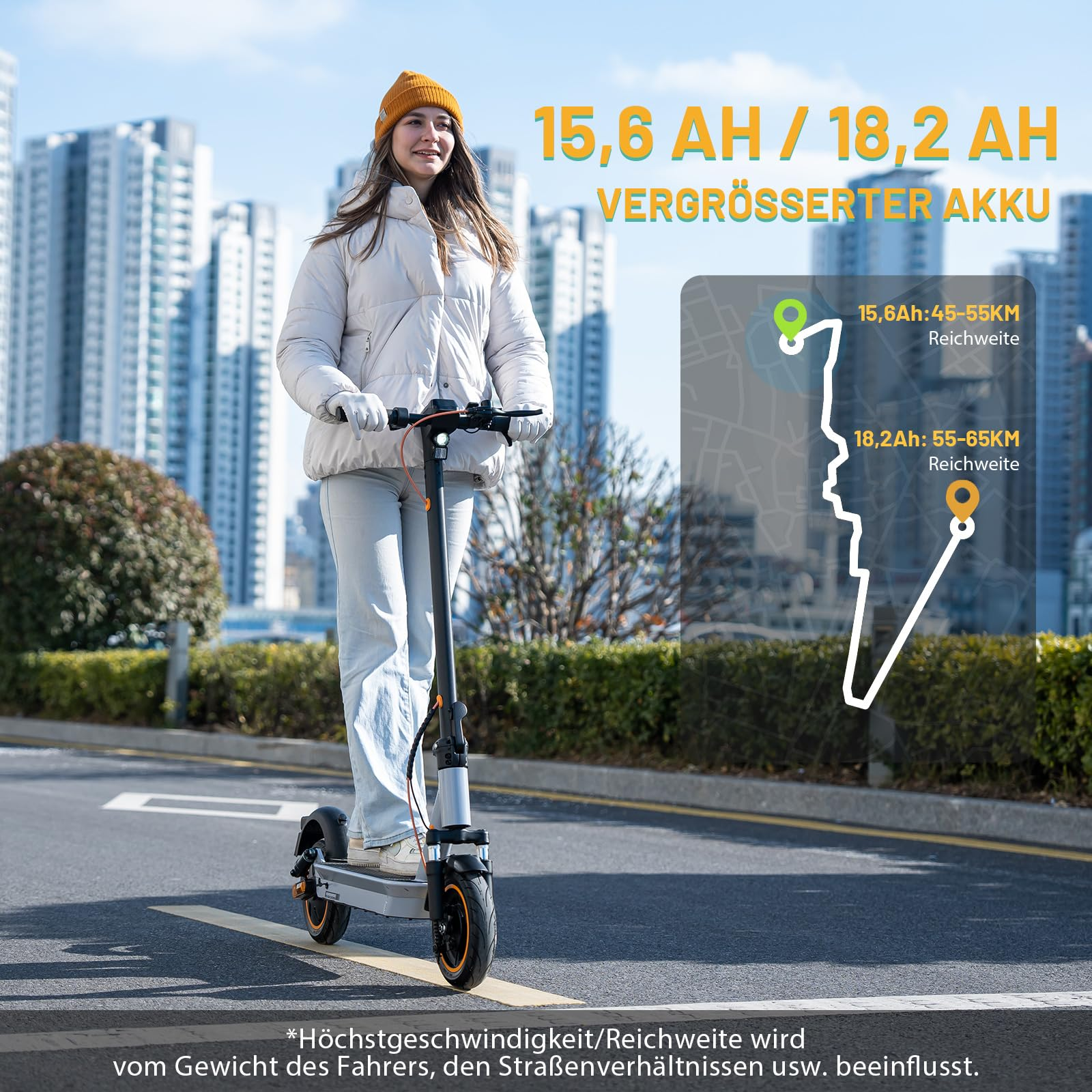 Una donna che guida uno scooter su una strada con paesaggio urbano sullo sfondo.