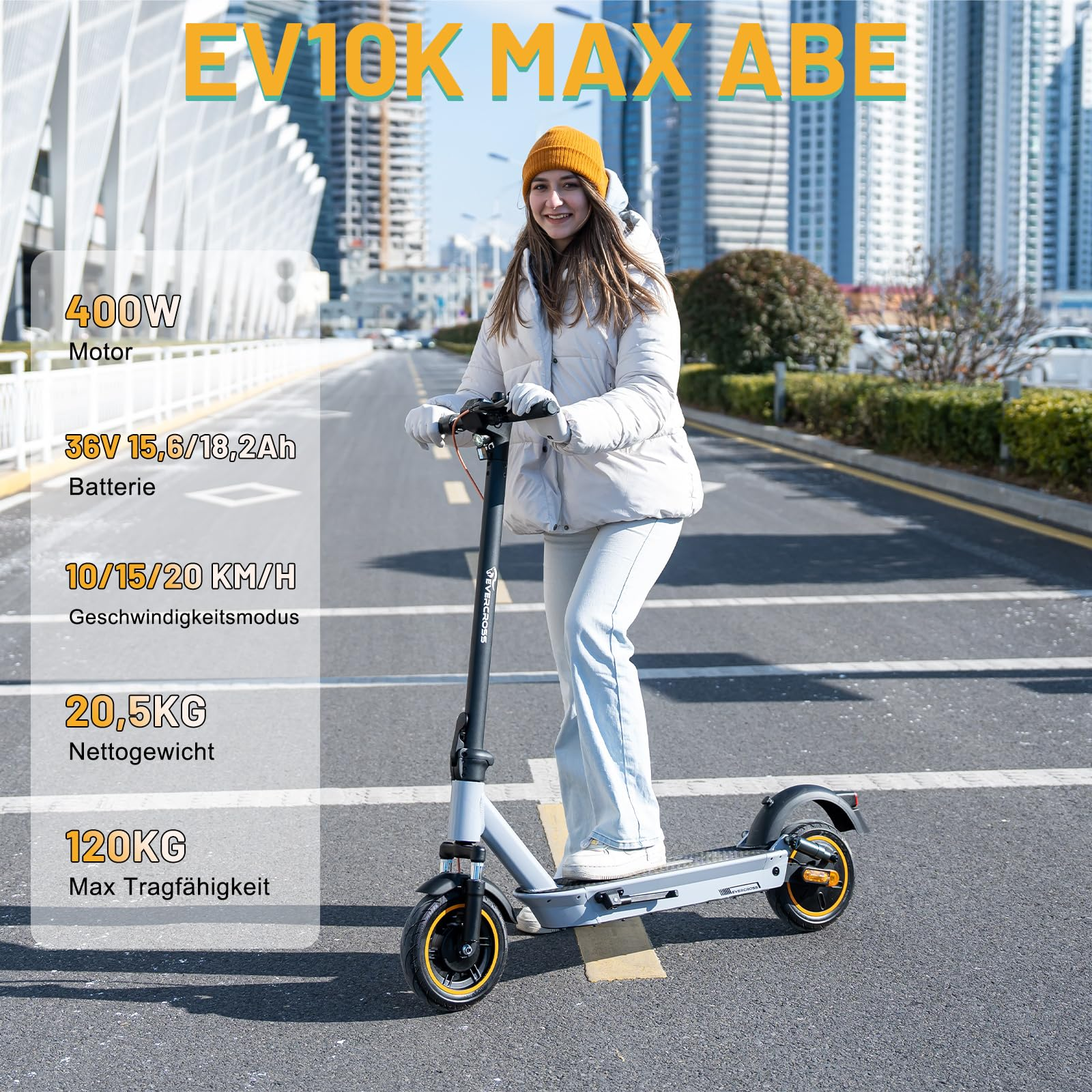 Una donna guida uno scooter elettrico grigio su una strada. Il testo mostra le specifiche.