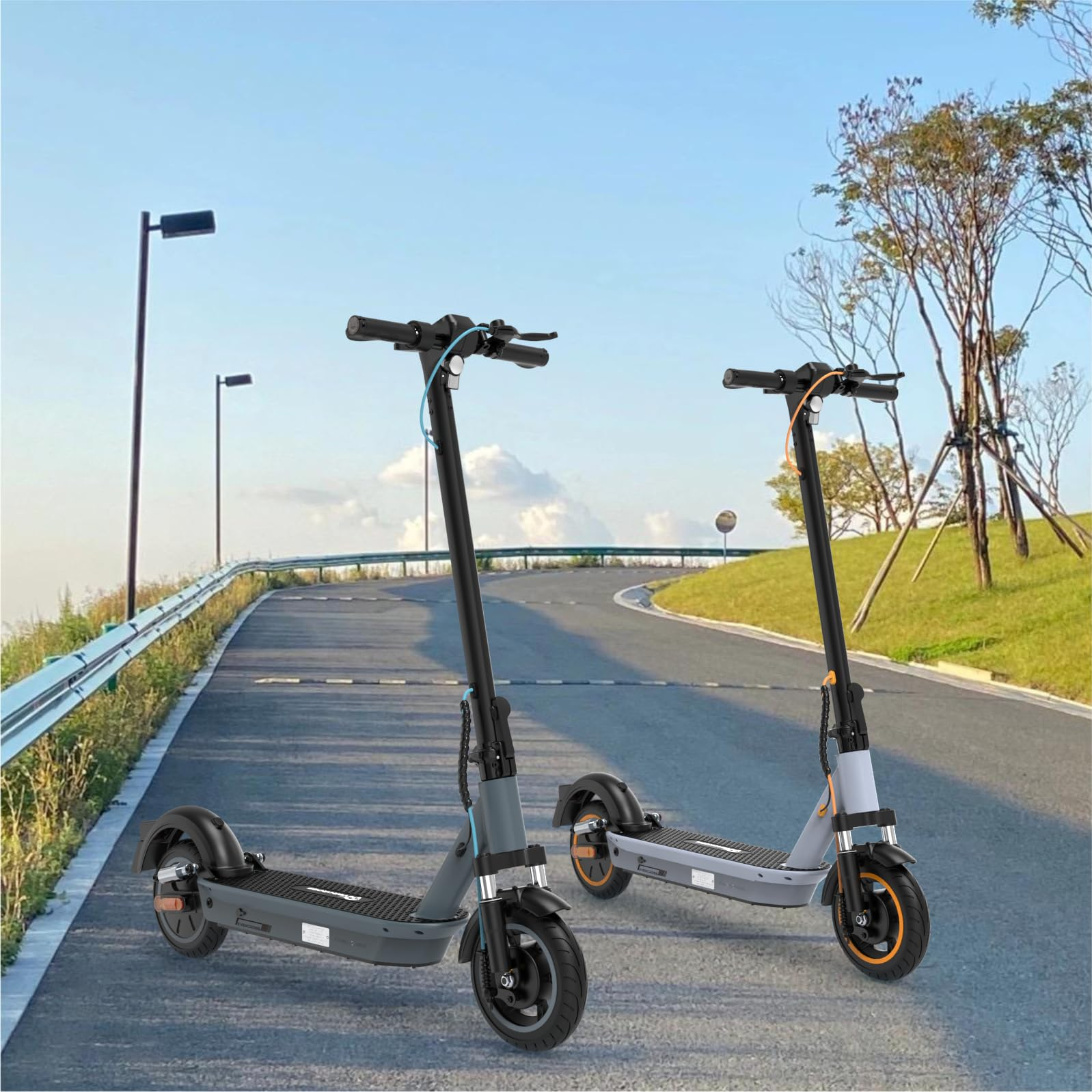 Due scooter elettrici grigi su una strada asfaltata. Alberi e lampioni sullo sfondo.