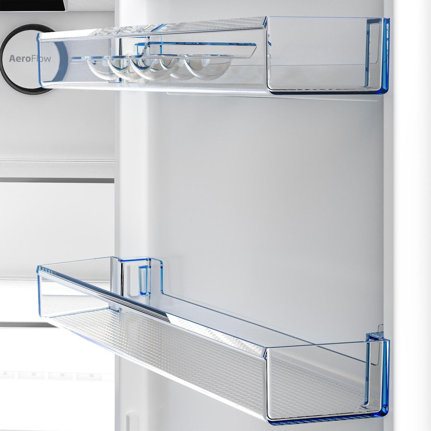 Kühlschrankinnenraum mit transparenten Regalen und Glasschalen. Blaue Akzente und AeroFlow-Label.