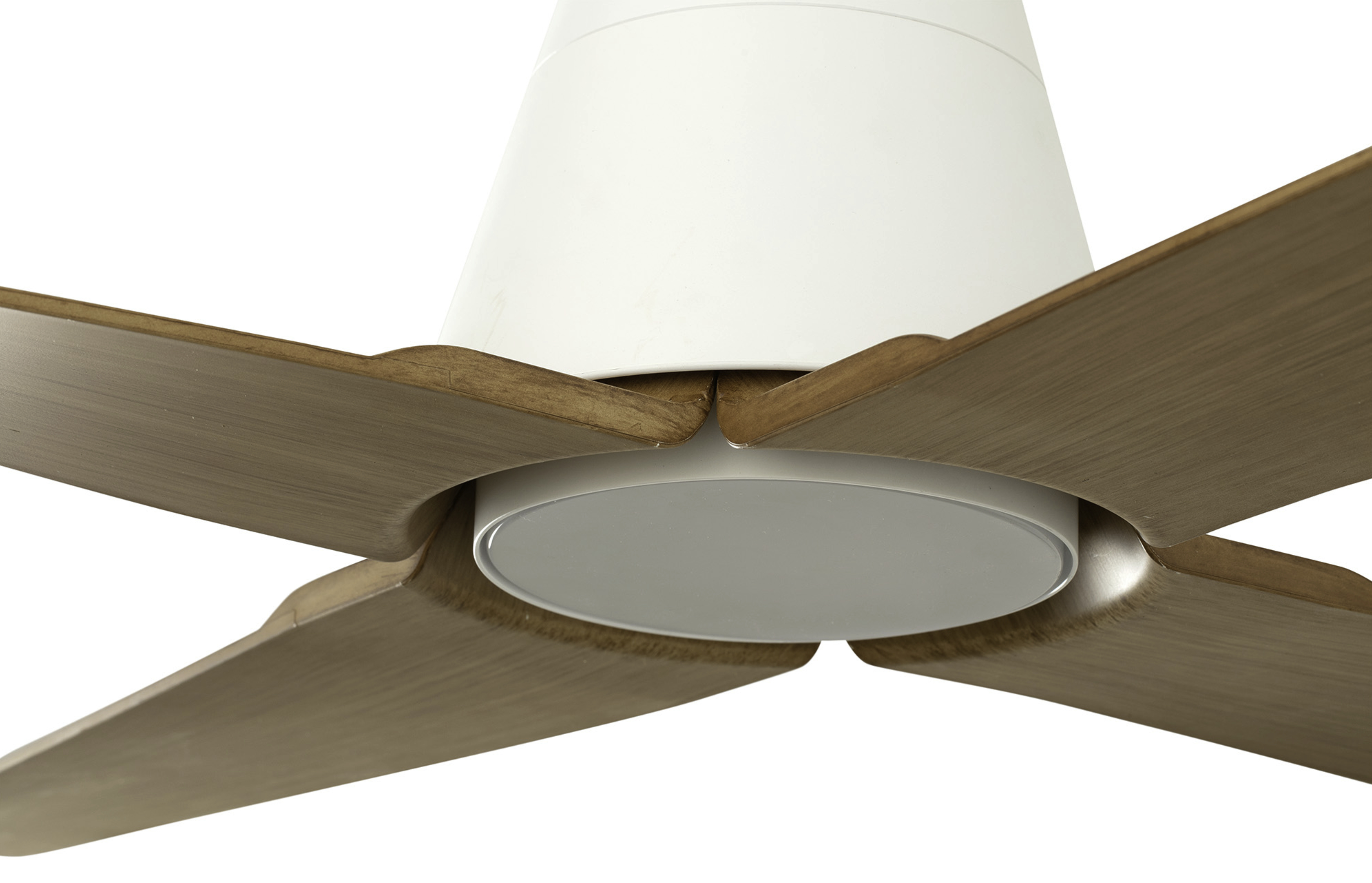 Deckenventilator mit vier Holzblättern, weißem Motorgehäuse und weißem Licht.