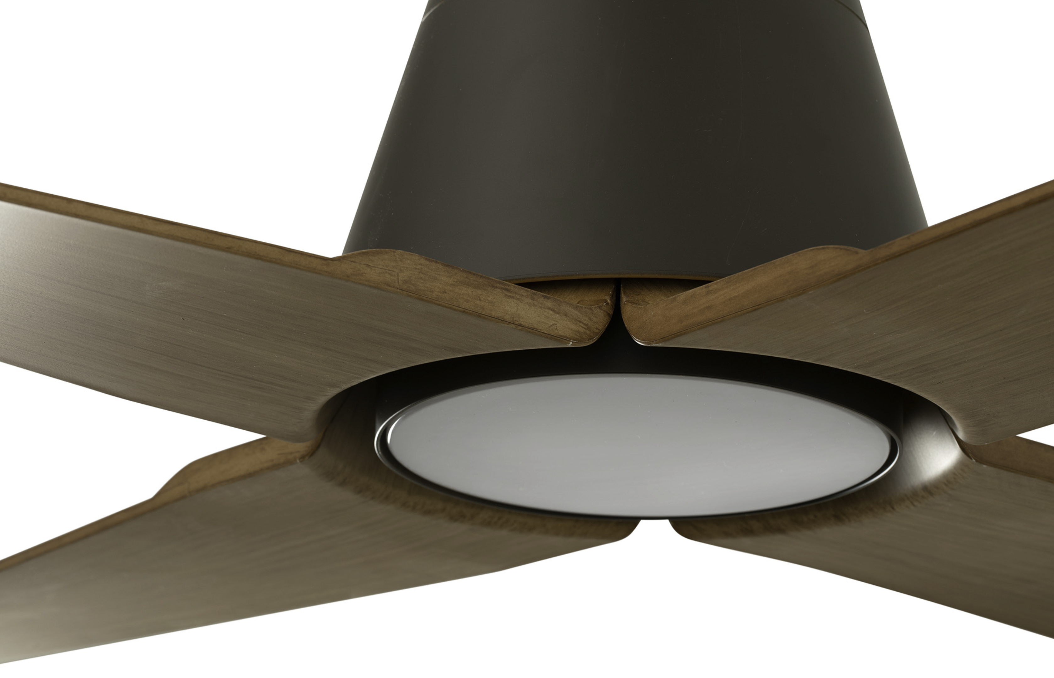 Primo piano di un ventilatore da soffitto marrone con quattro pale in legno e un alloggiamento motore marrone scuro.
