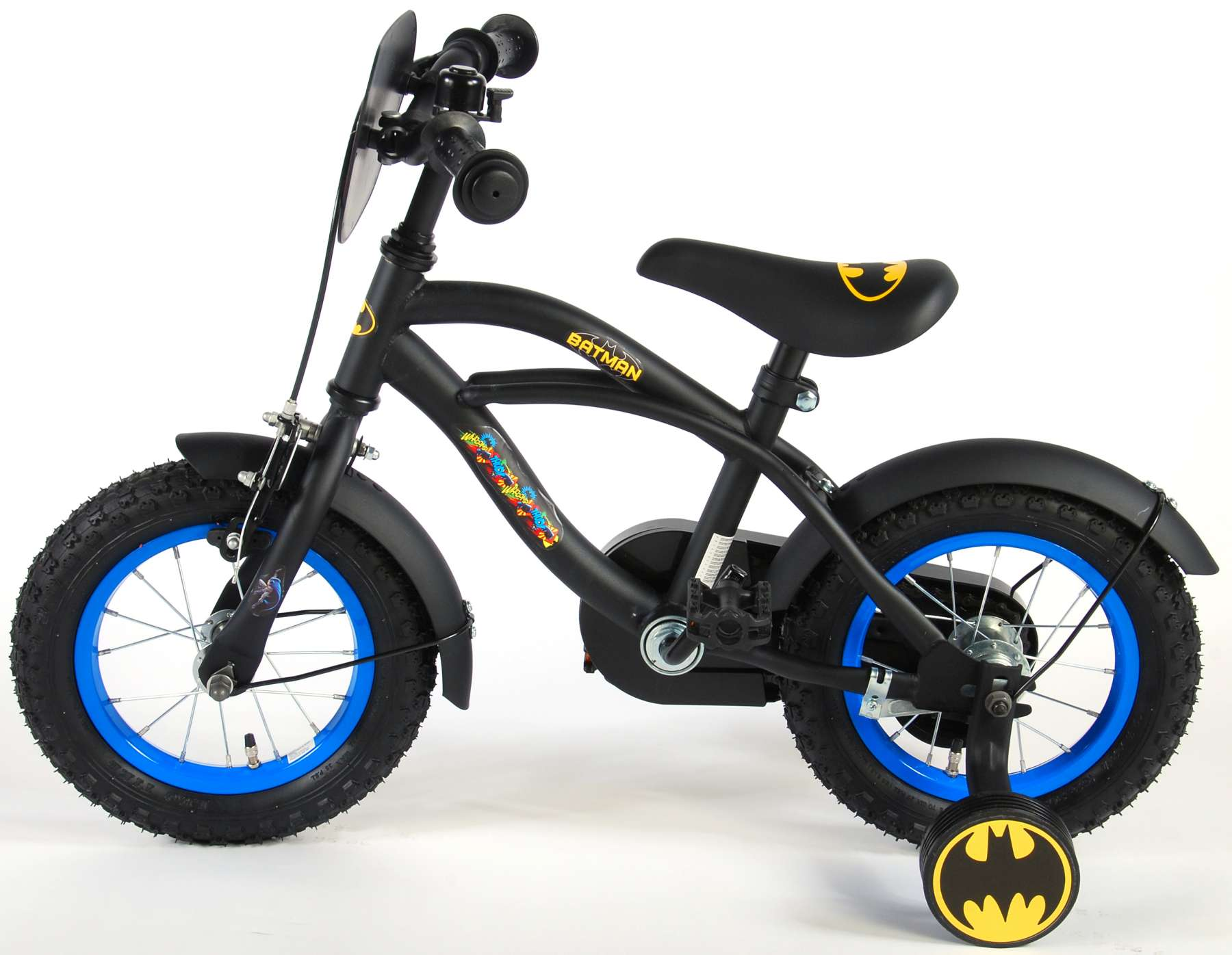 Ein schwarzes Kinderfahrrad mit blauen Rädern, Batman-Logo auf dem Sitz und Stützrädern.