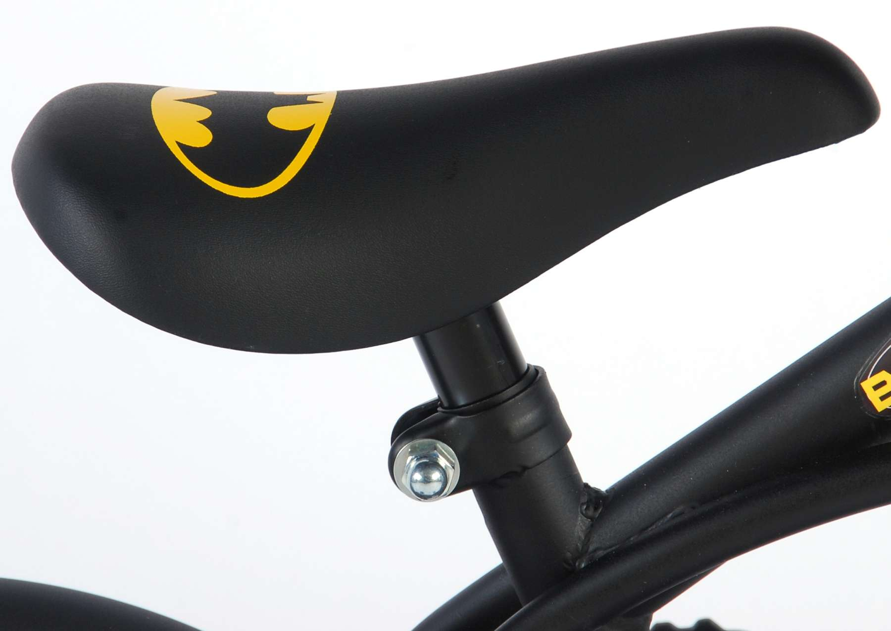 Schwarzer Fahrradsattel mit Batman-Logo. Schwarzer Rahmen, weißer Hintergrund.