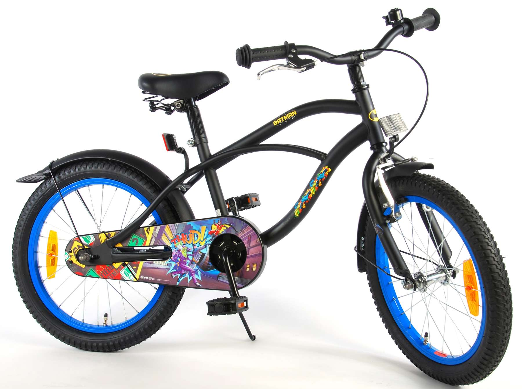 Schwarzes Batman Kinderfahrrad mit blauen Akzenten und Stützr ädern.