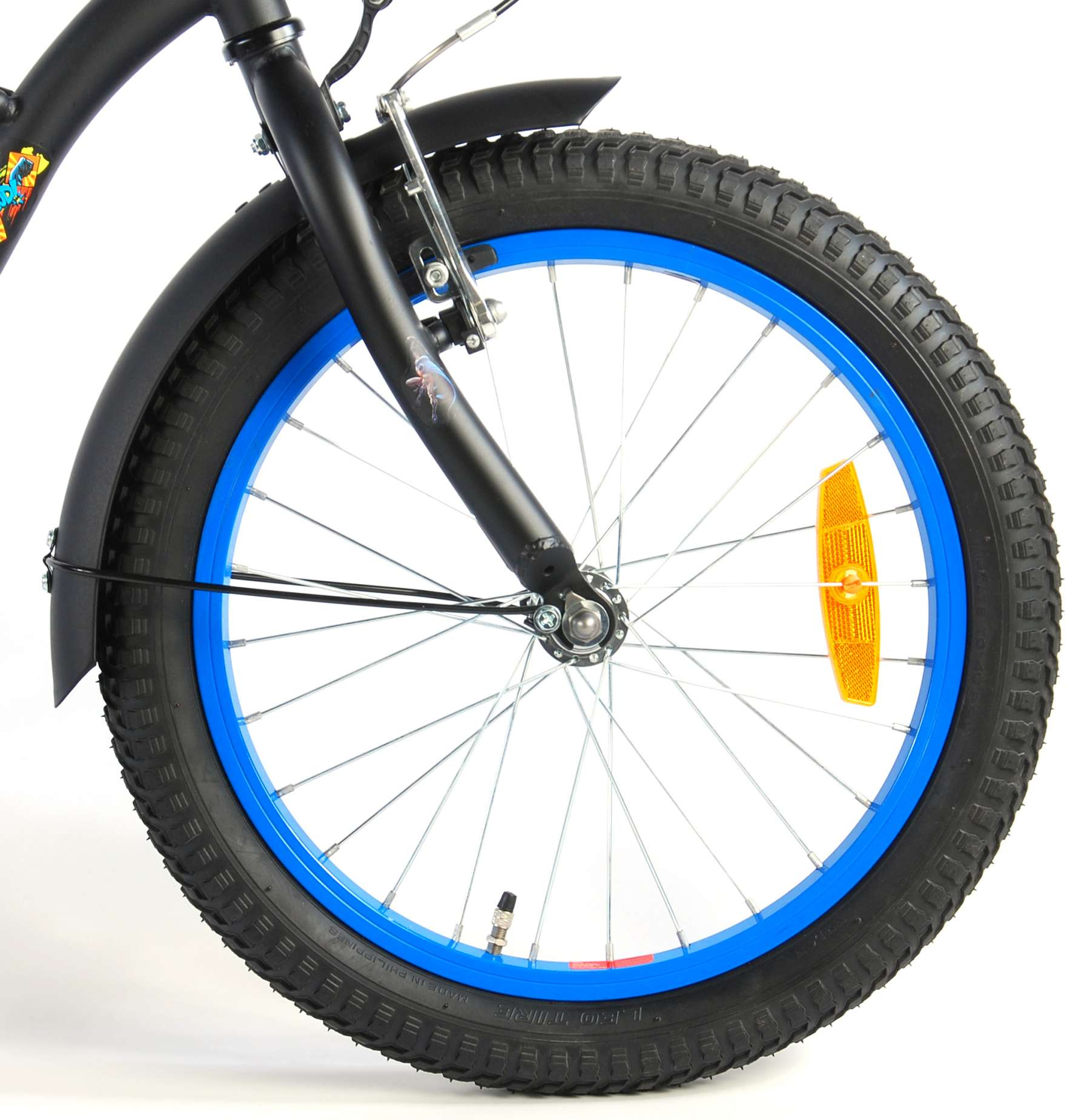 Nahaufnahme eines Fahrradrads mit blauem Rand und schwarzem Reifen.