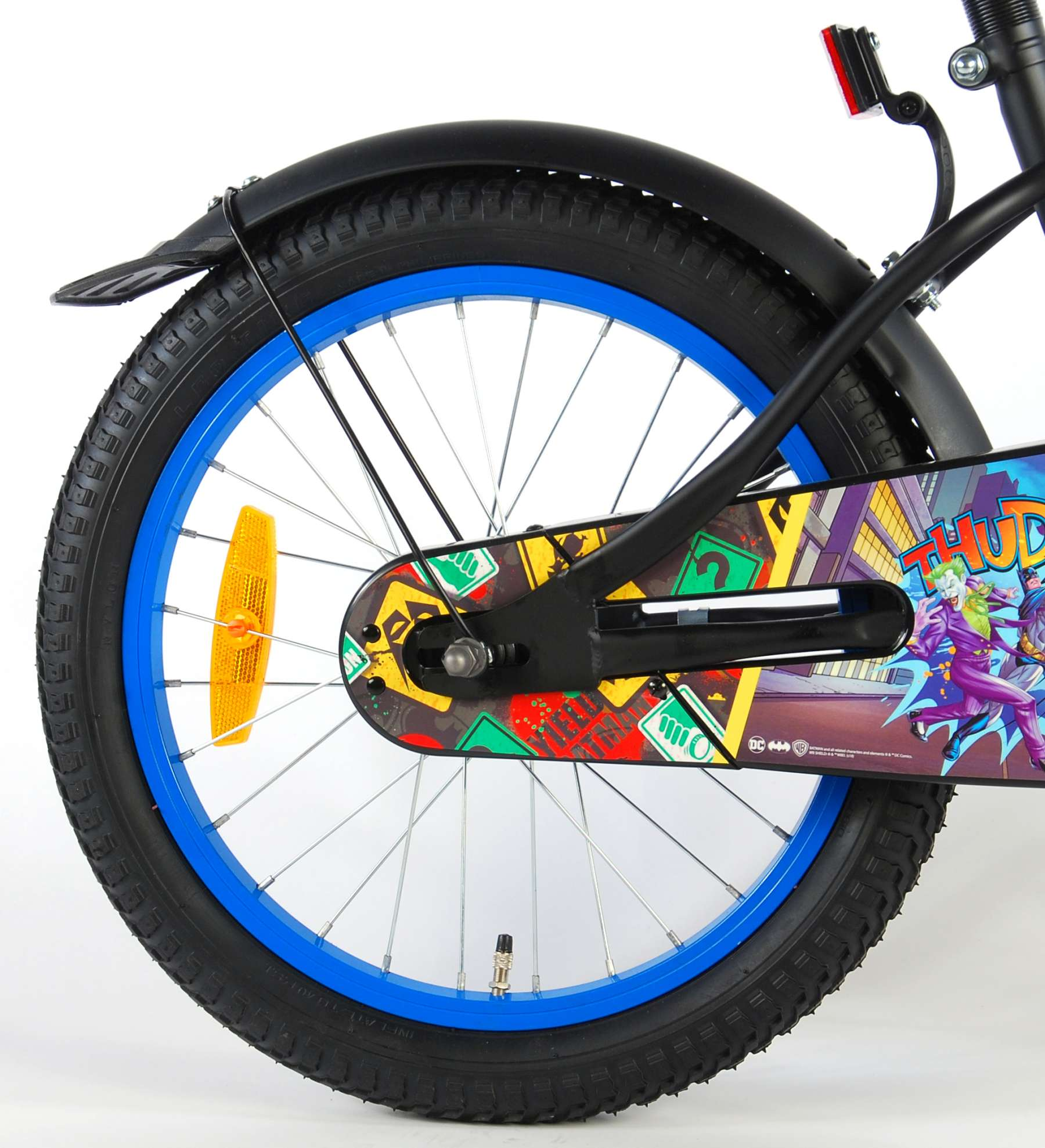 Nahaufnahme eines Fahrradreifens und -rads mit Batman-Design.