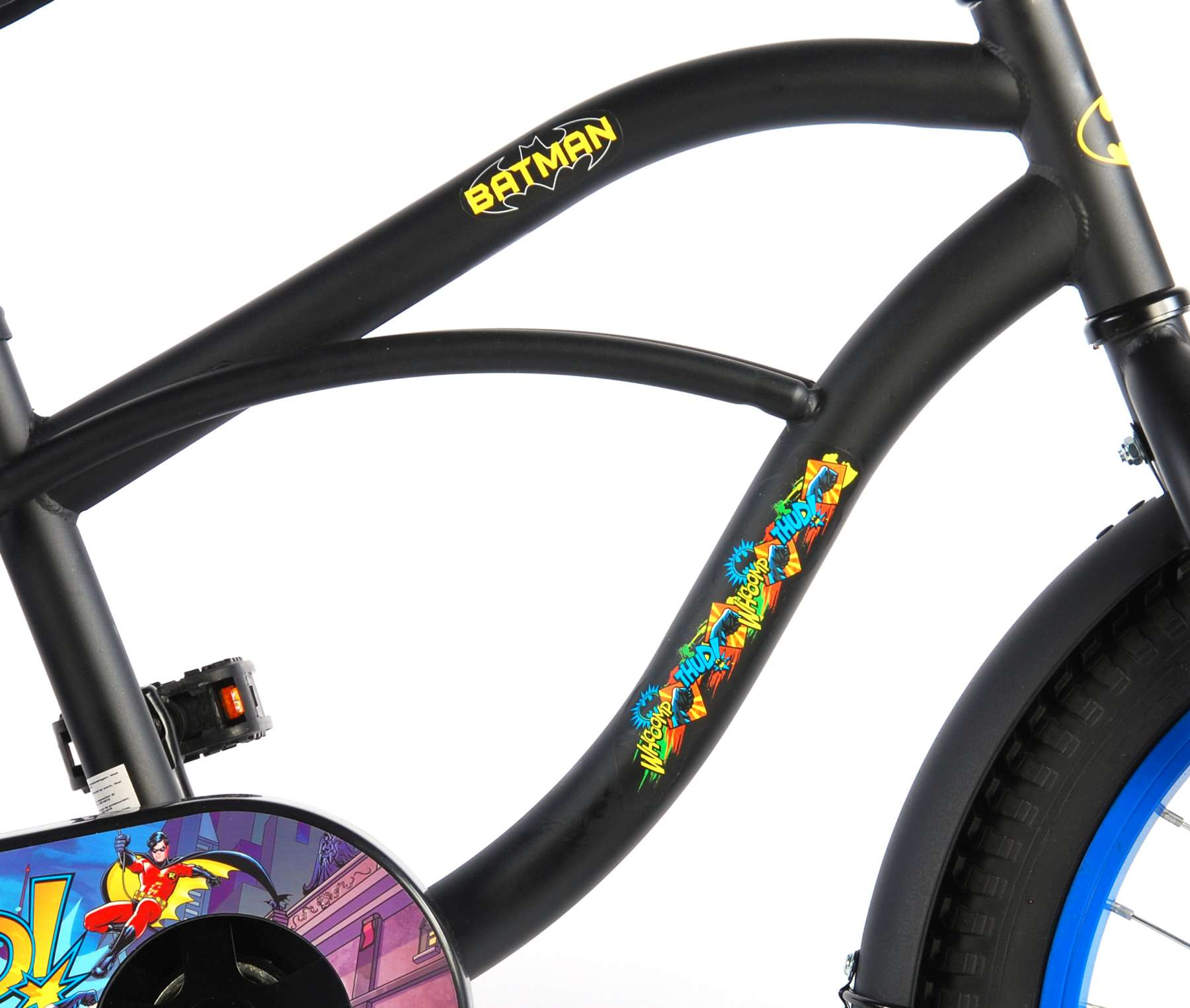 Schwarzes und blaues Batman-Fahrrad mit Batman-Logo und Graffiti-Design.
