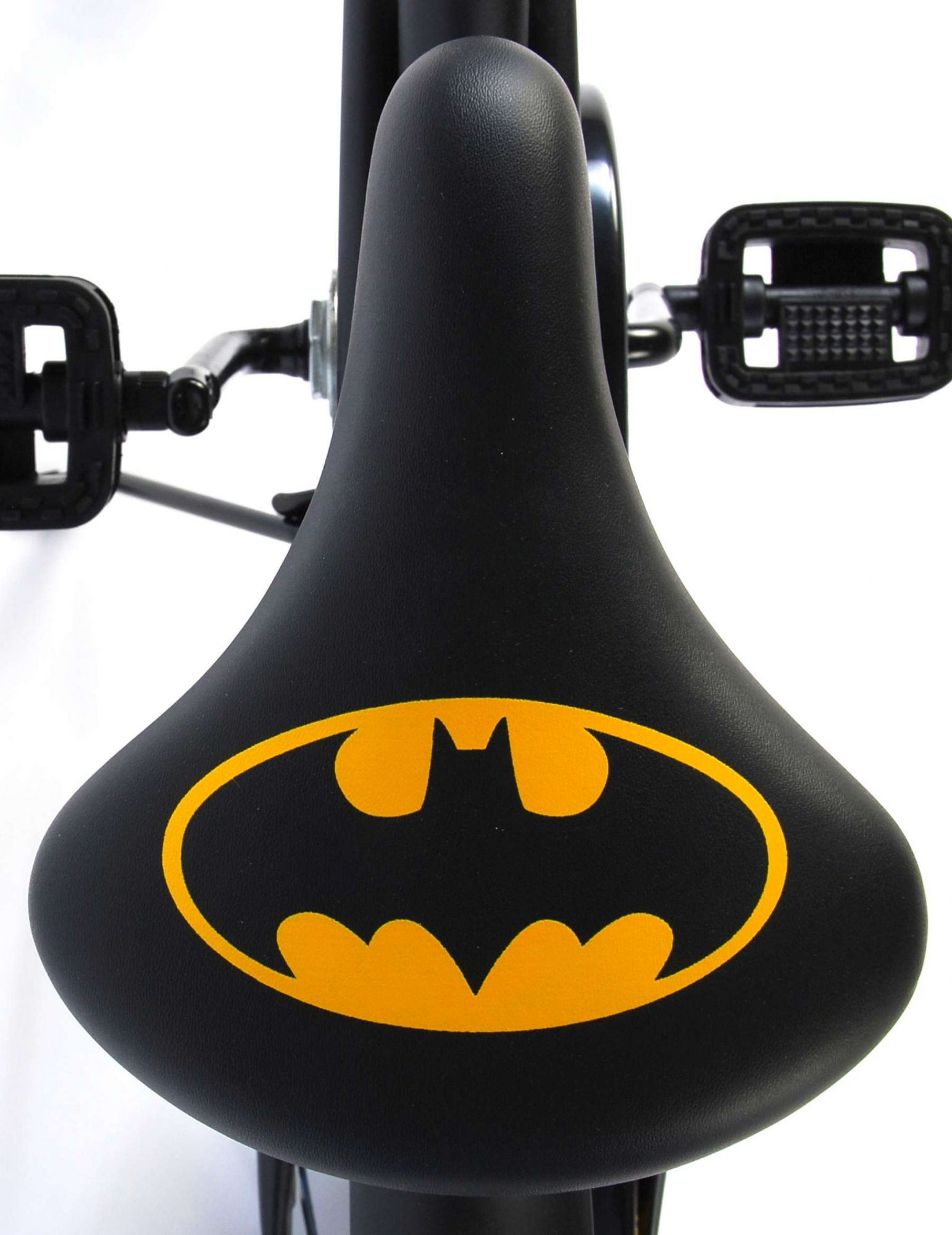 Fahrradsitz mit Batman-Logo. Gelbes Fledermaussymbol auf einem schwarzen Sitz.