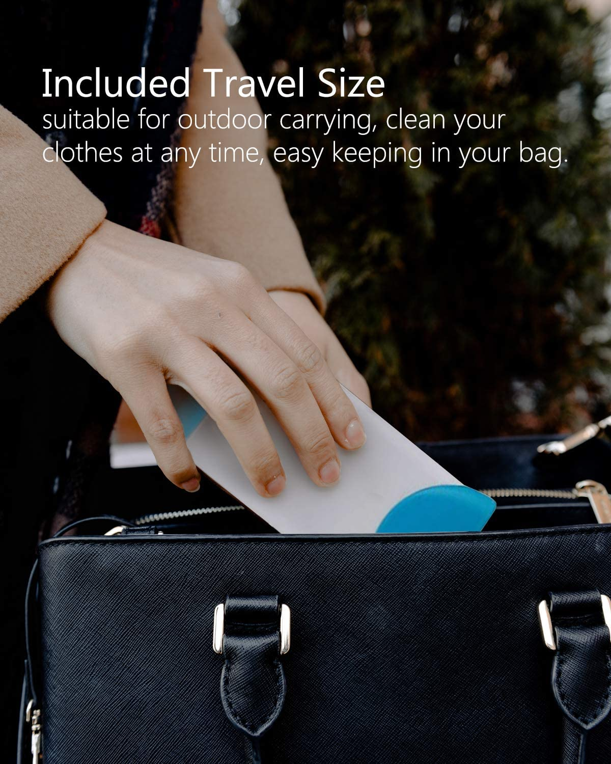 Eine Person legt ein Reinigungsprodukt in eine schwarze Handtasche. Text weist auf Reisegröße hin.
