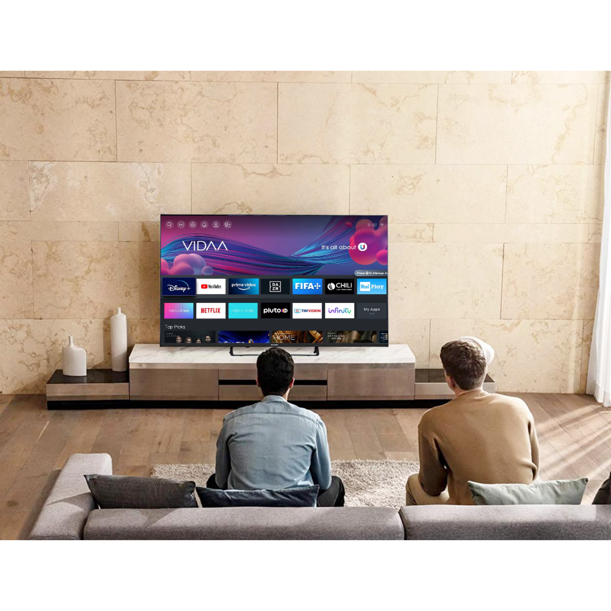 Twee mannen kijken tv op een groot scherm. Woonkameromgeving.