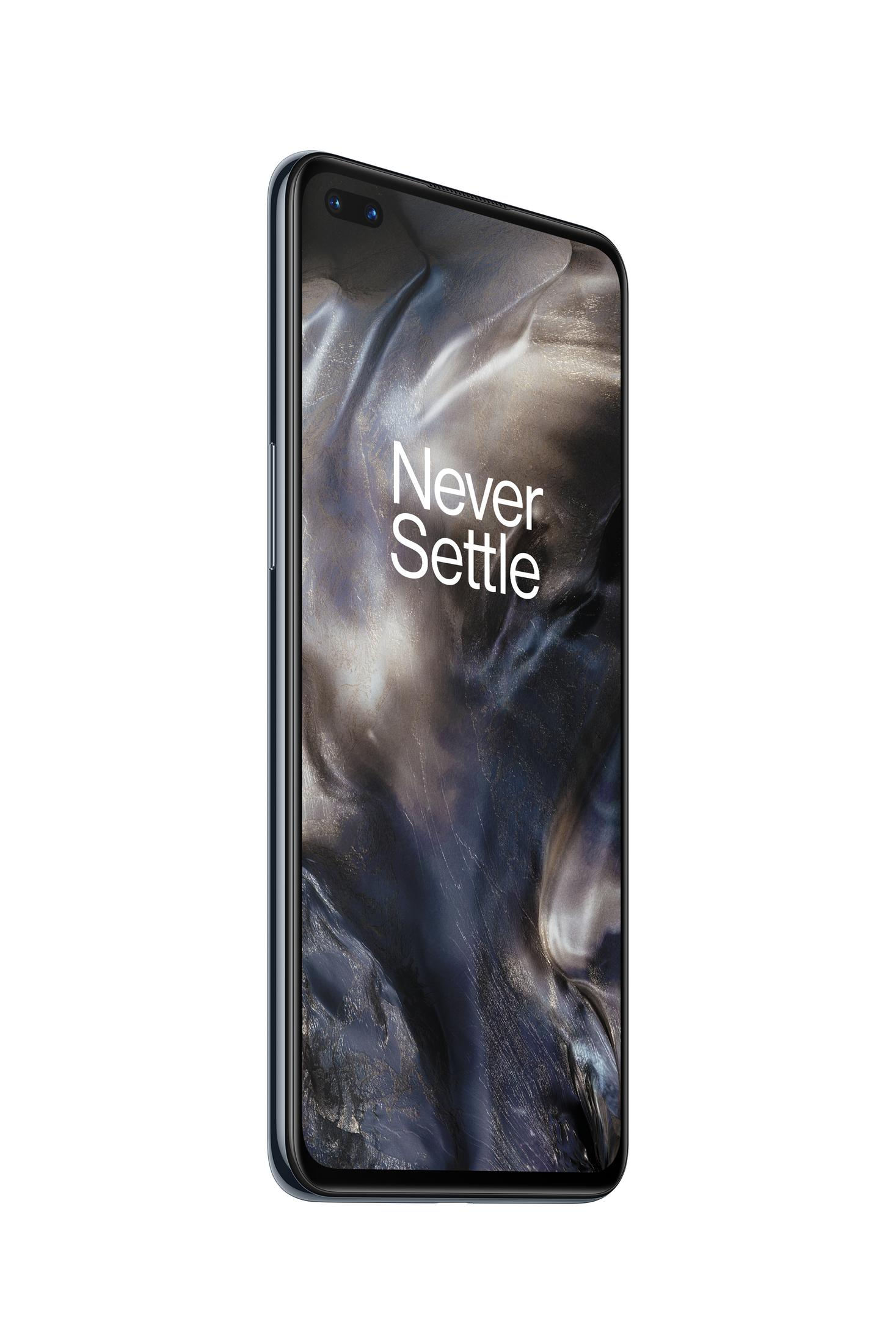 Telefon z tekstem "Never Settle" na ekranie, lekko pochylony.